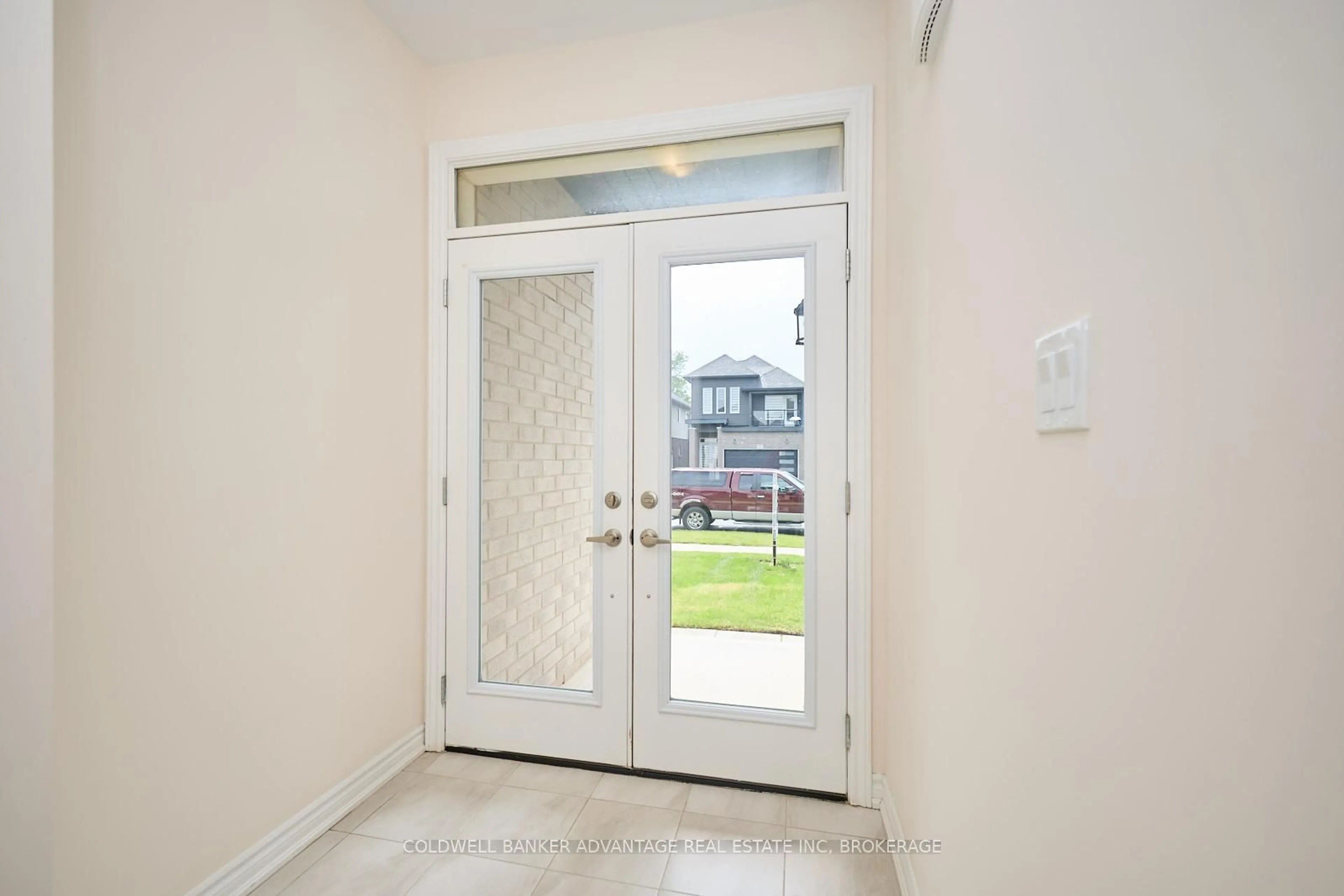 Indoor entryway for 45 MCLAUGHLIN St, Welland Ontario L3B 0J9