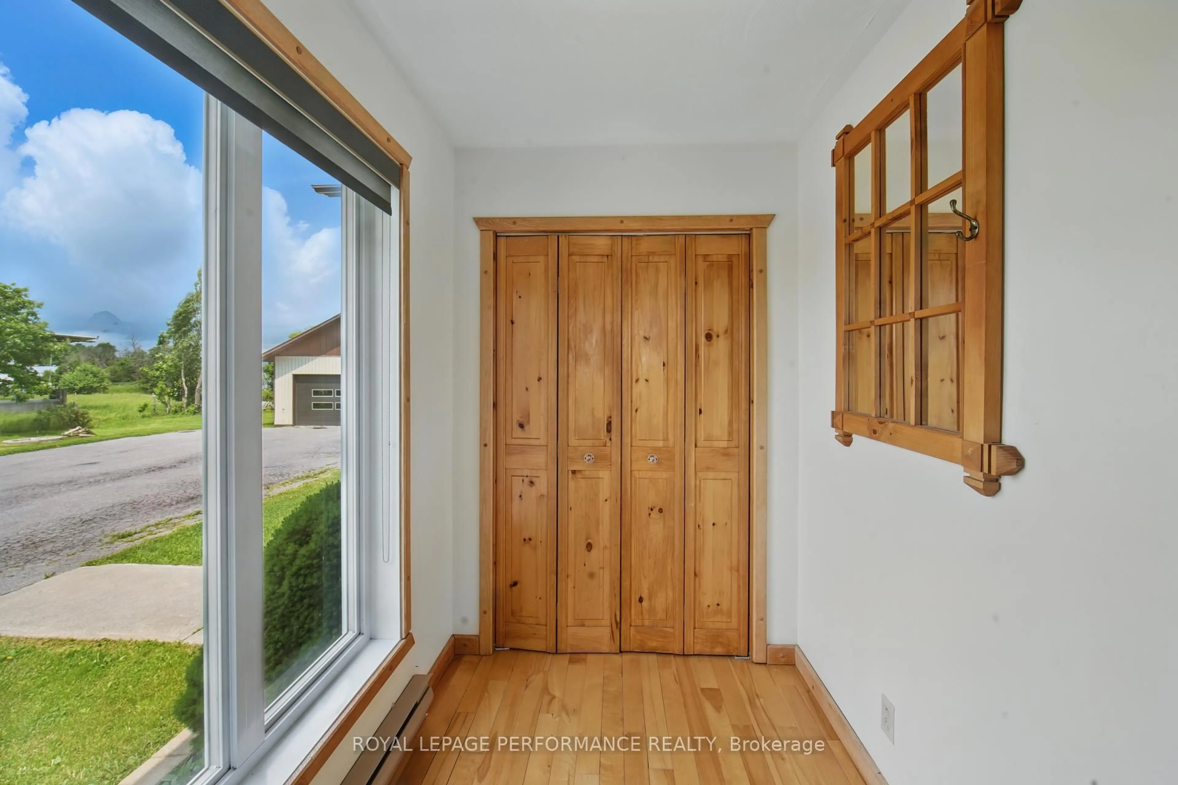 Indoor entryway for 1395 Concession 1 Rd, Alfred and Plantagenet Ontario K0B 1J0