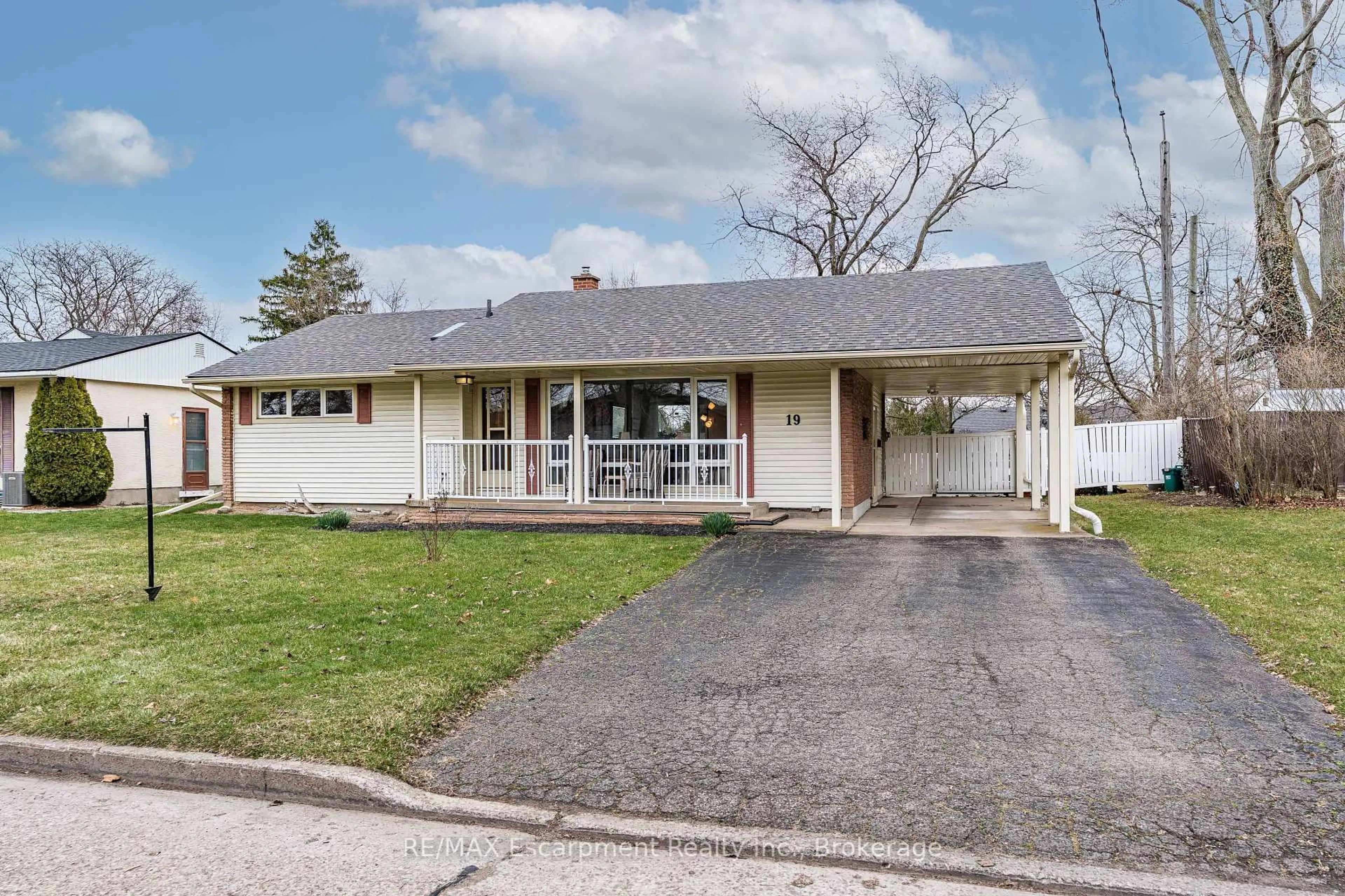 Home with vinyl exterior material, street for 19 Arvona Dr, St. Catharines Ontario L2T 3J5