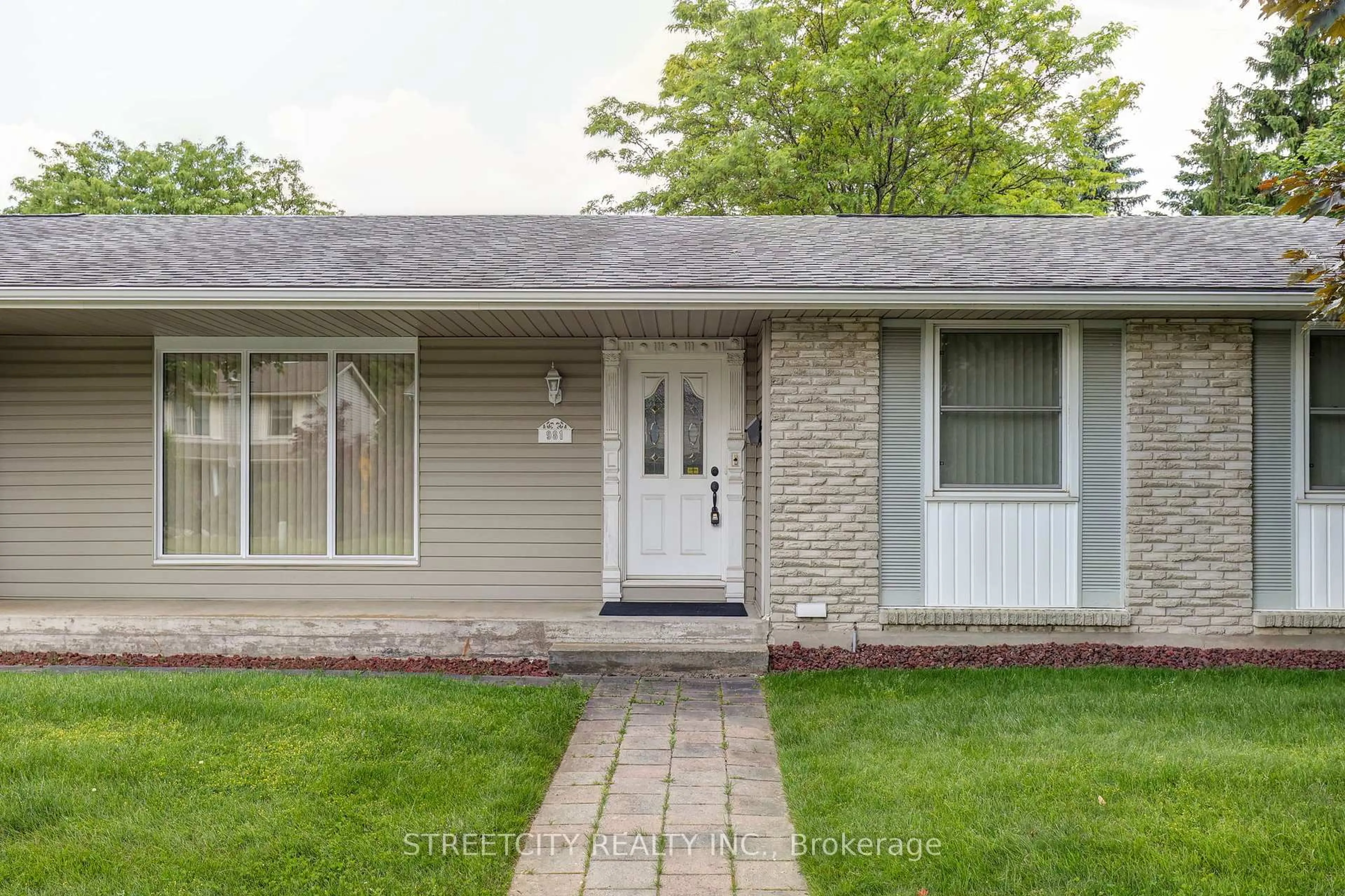 Home with vinyl exterior material, street for 981 Farnham Crt, London South Ontario N6K 1R5