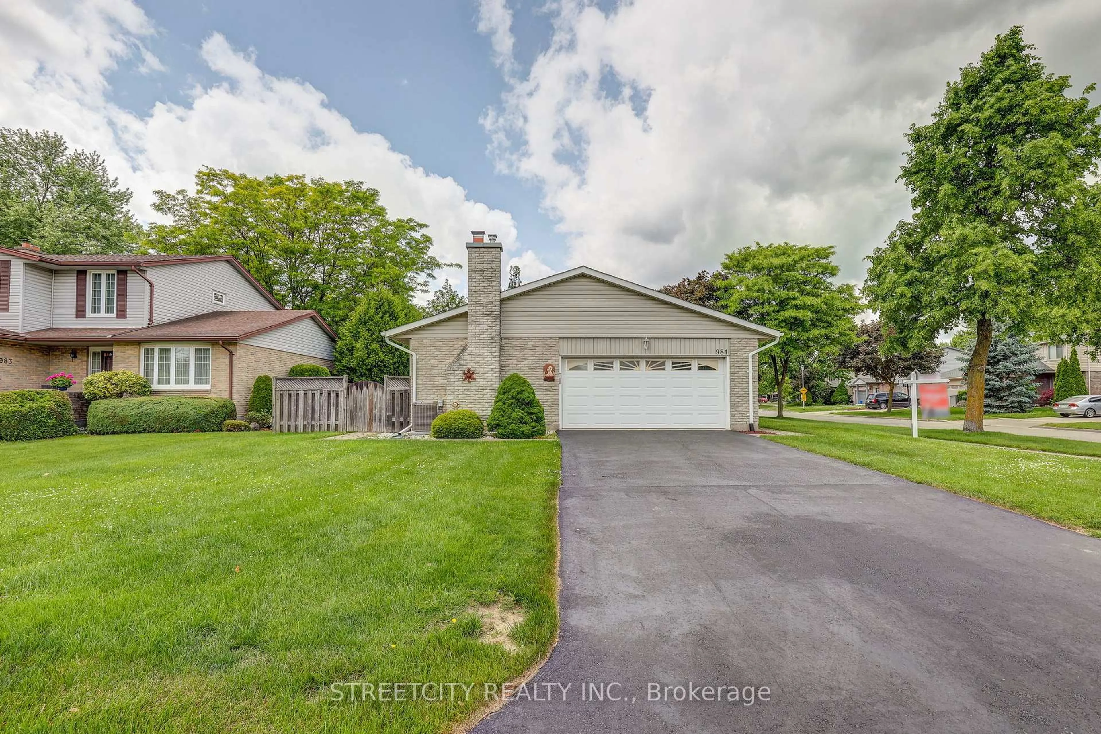 A pic from outside/outdoor area/front of a property/back of a property/a pic from drone, street for 981 Farnham Crt, London South Ontario N6K 1R5