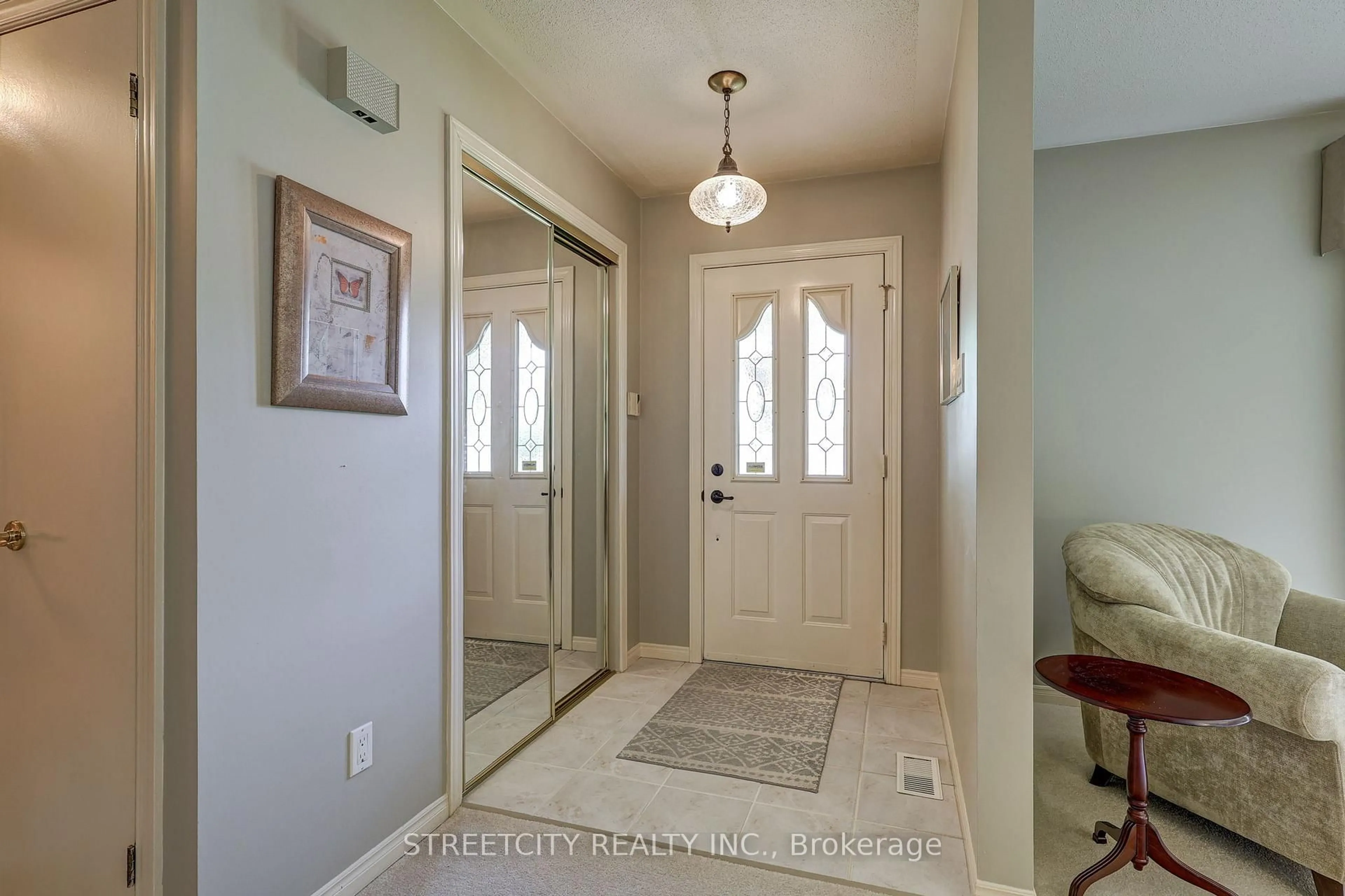 Indoor entryway for 981 Farnham Crt, London South Ontario N6K 1R5