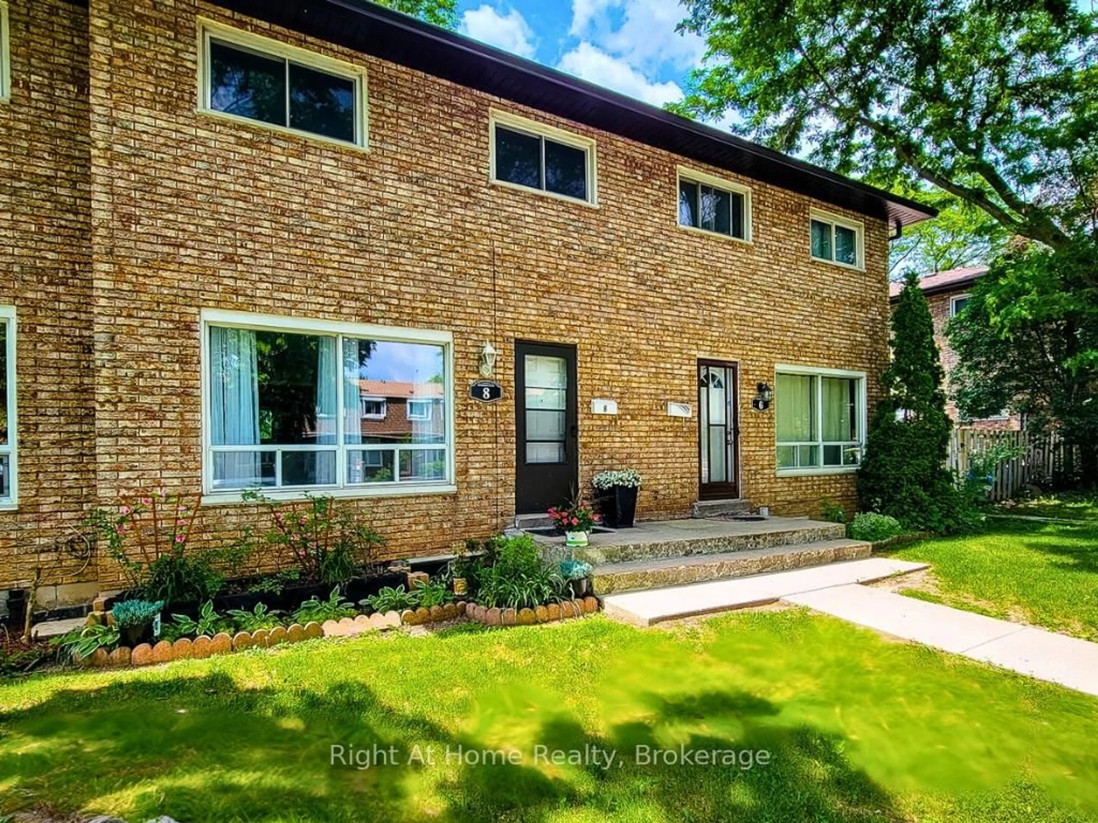 Home with brick exterior material, street for 8 Glenburn Crt, Hamilton Ontario L8E 1C8