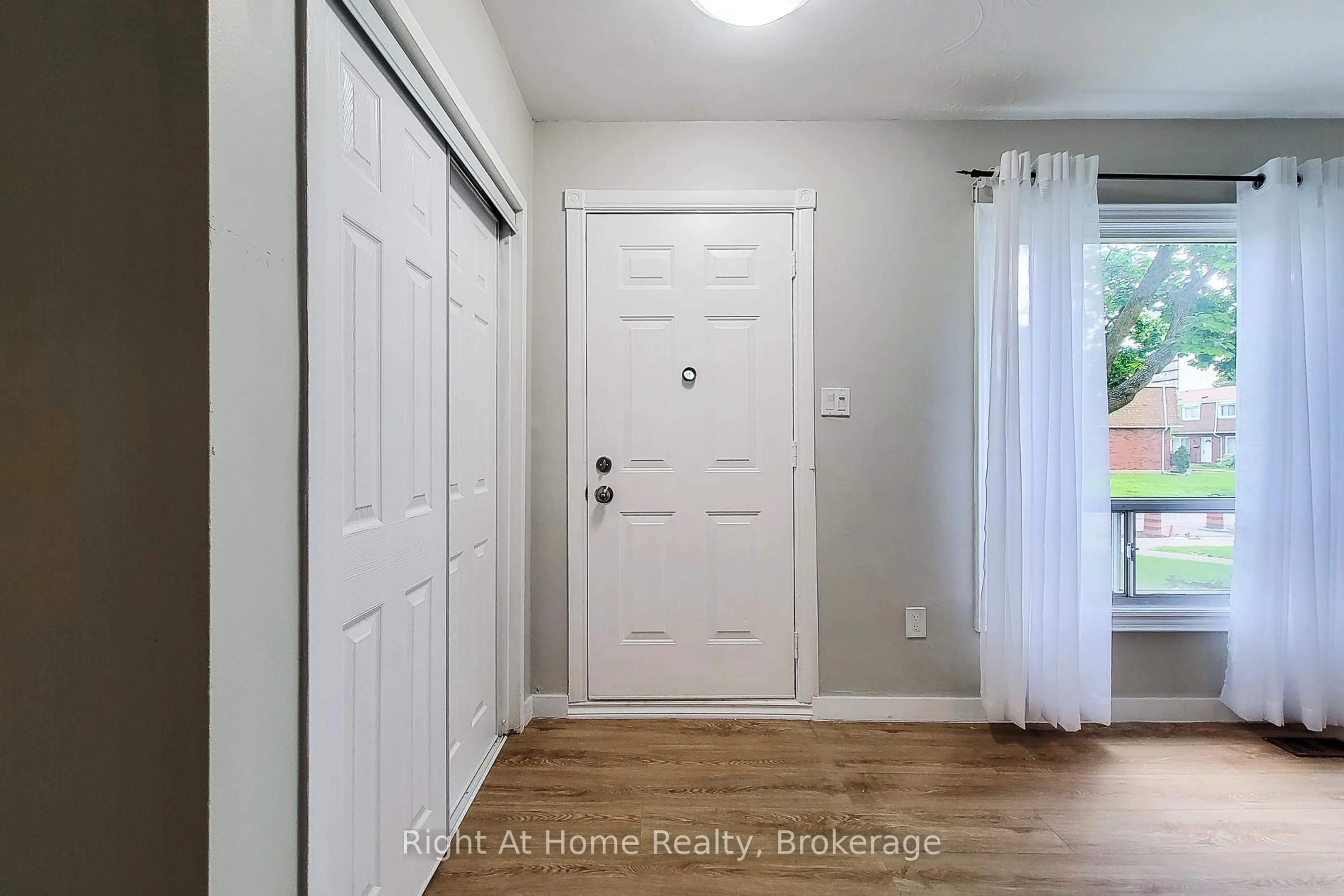 Indoor entryway for 8 Glenburn Crt, Hamilton Ontario L8E 1C8