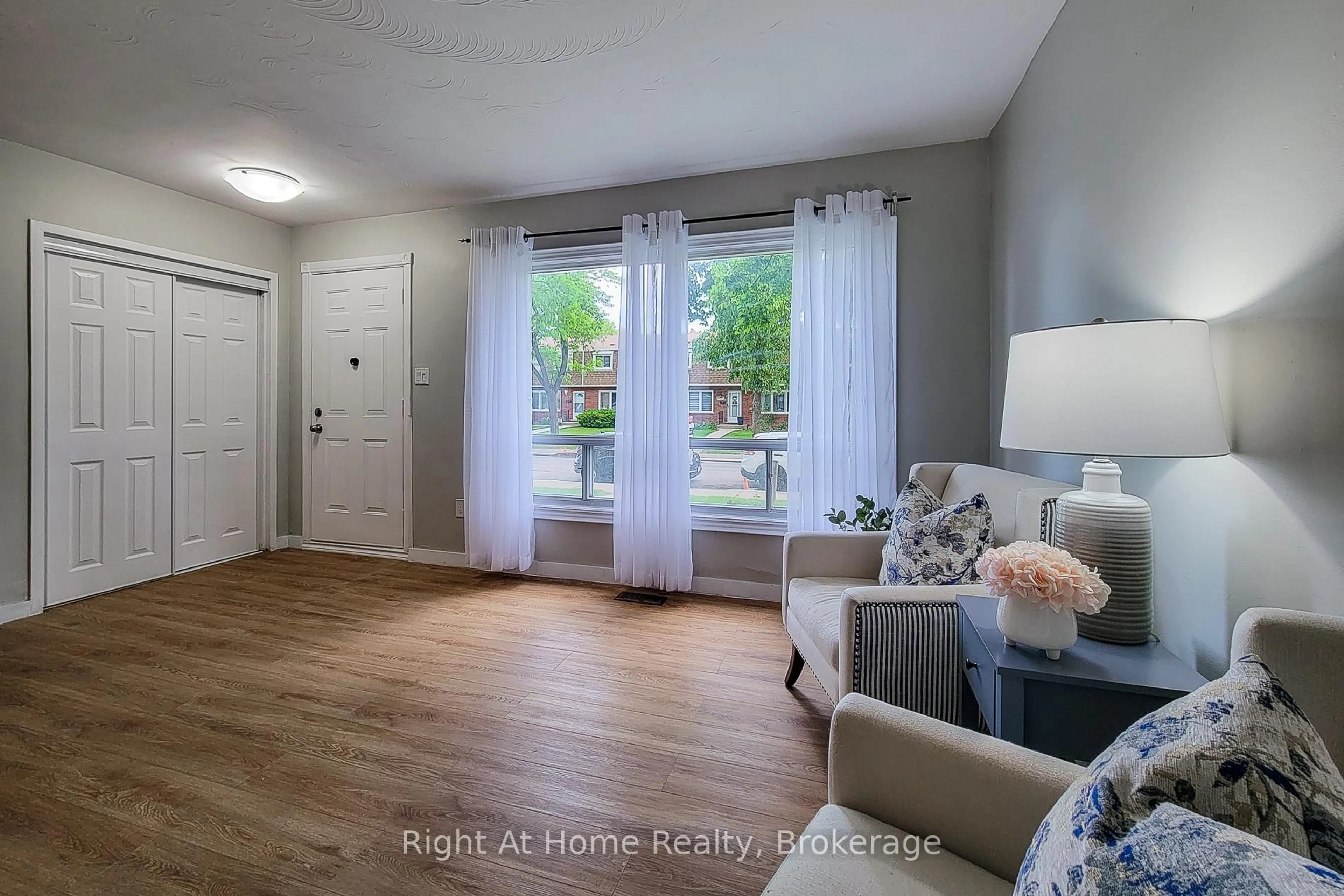 Living room with furniture, wood/laminate floor for 8 Glenburn Crt, Hamilton Ontario L8E 1C8