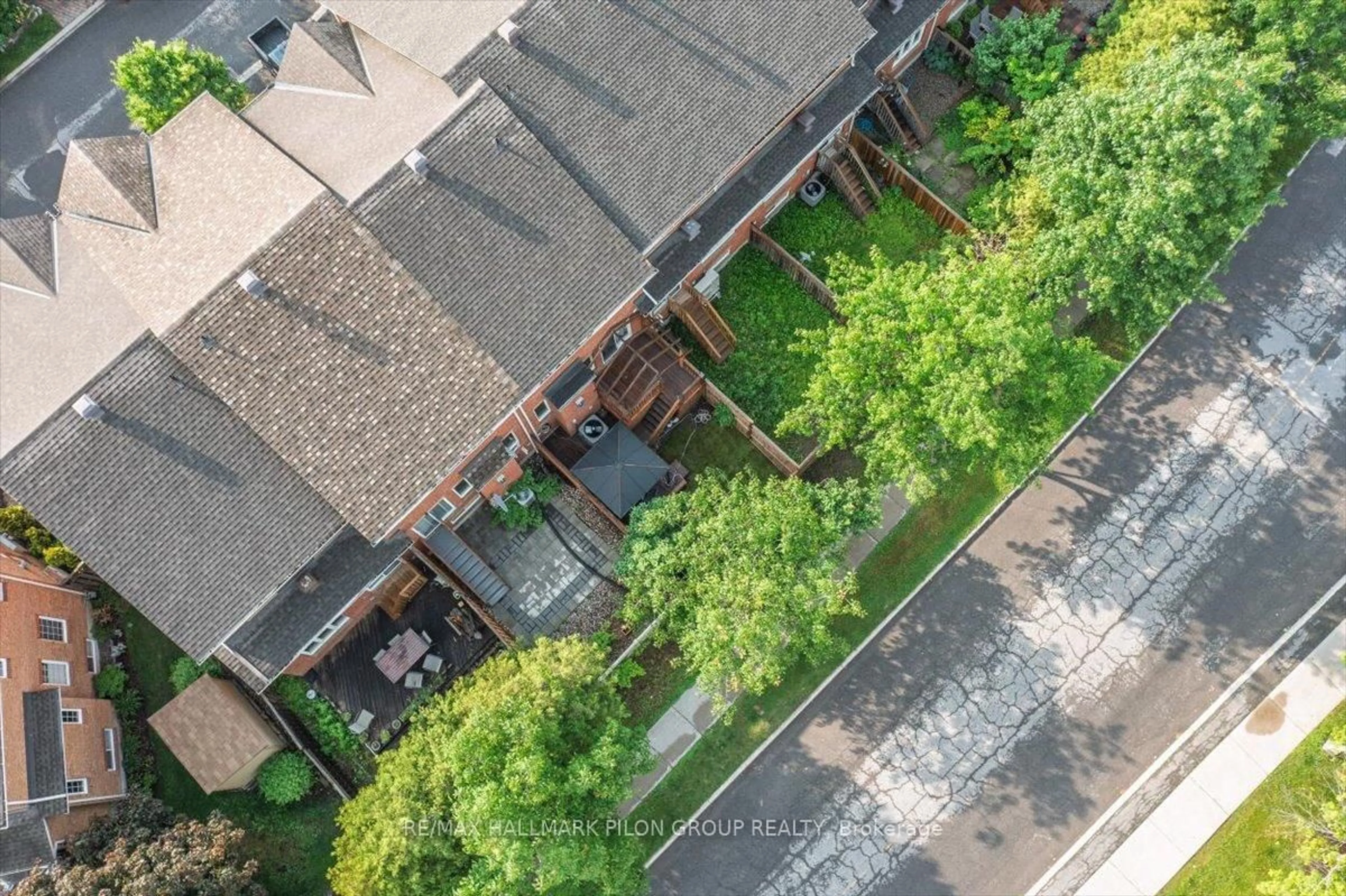 A pic from outside/outdoor area/front of a property/back of a property/a pic from drone, unknown for 11 Great Oak Private, Ottawa Ontario K1G 6P7