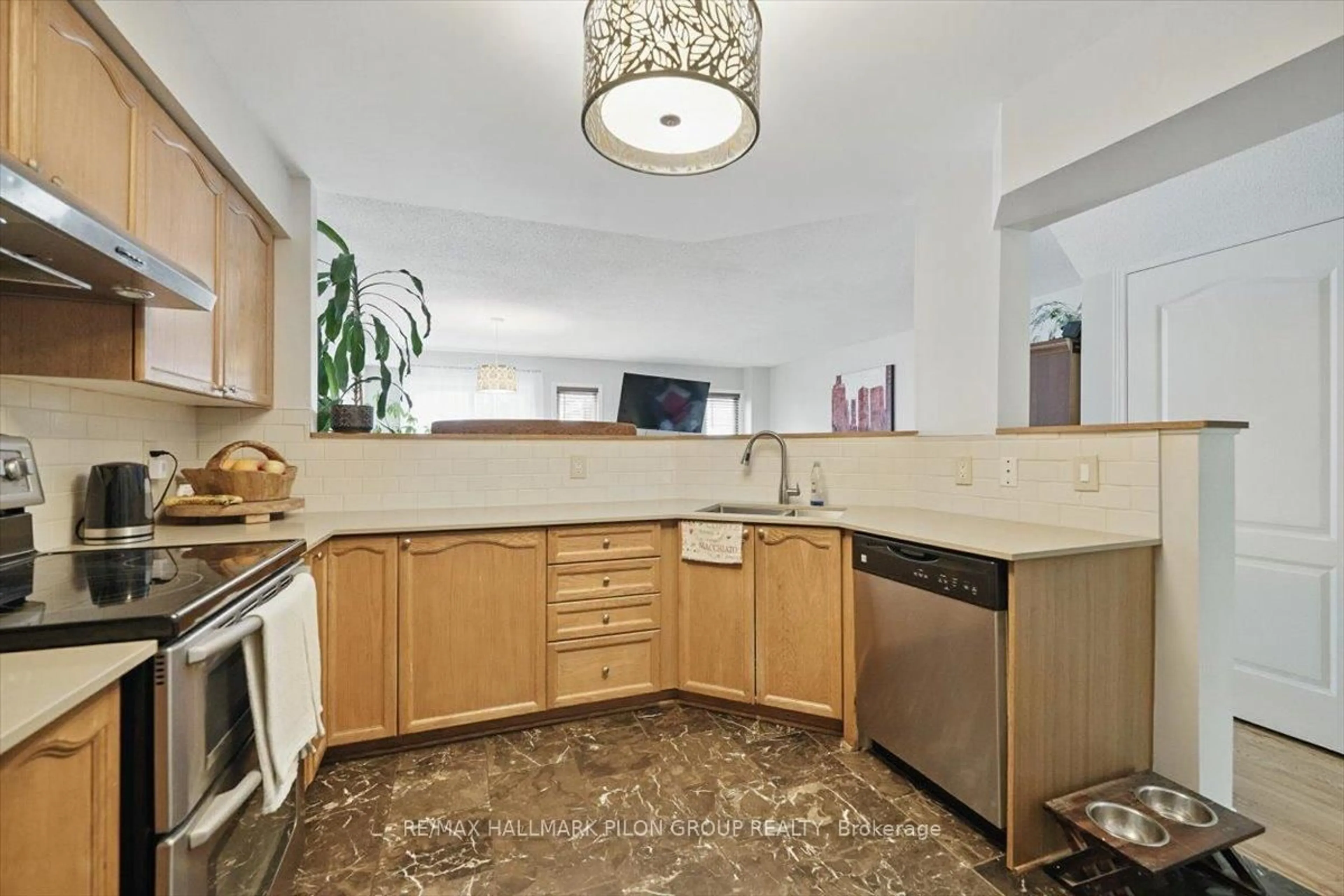 Standard kitchen, ceramic/tile floor for 11 Great Oak Private, Ottawa Ontario K1G 6P7