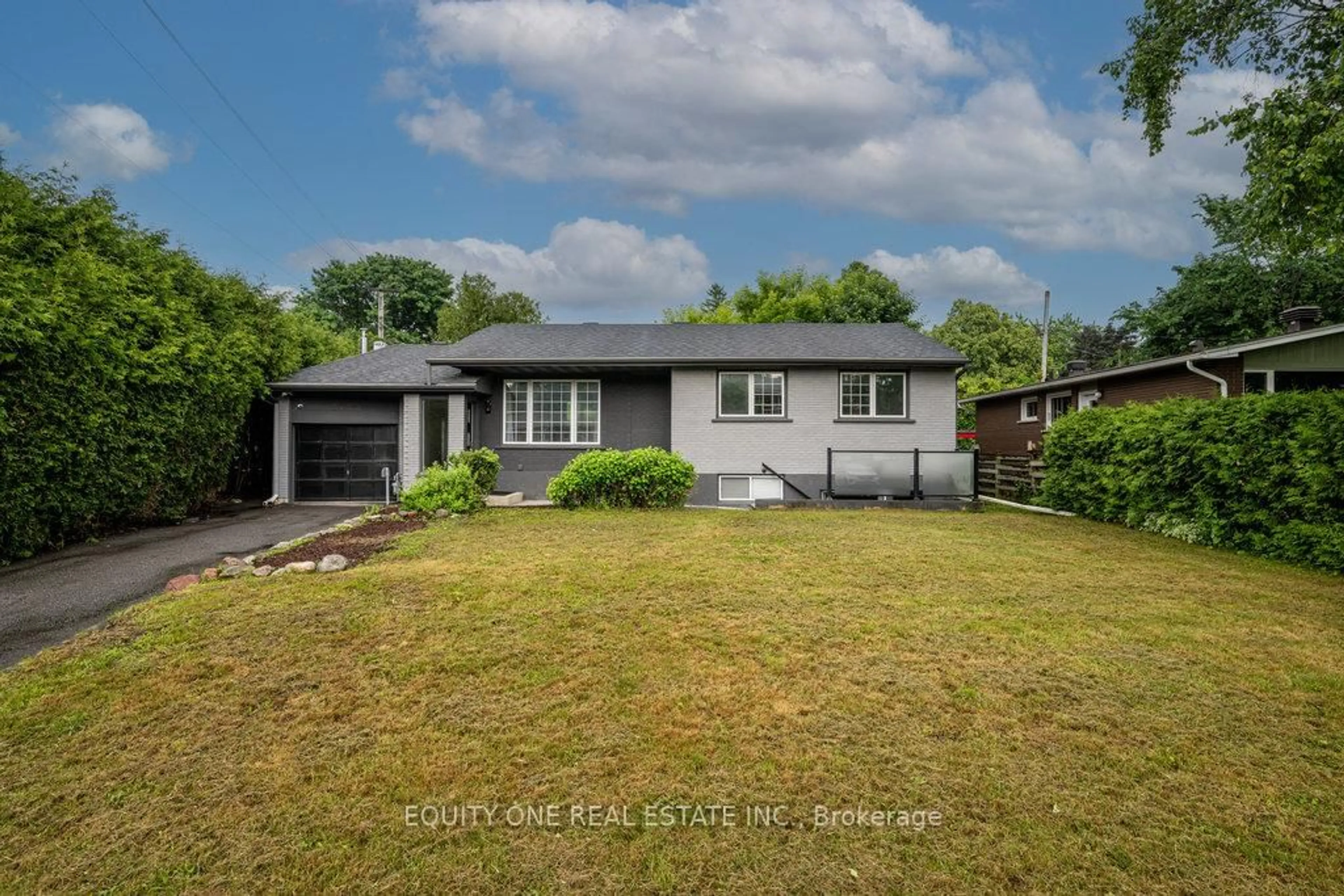 A pic from outside/outdoor area/front of a property/back of a property/a pic from drone, street for 2725 Colman St, Ottawa Ontario K1V 8J8