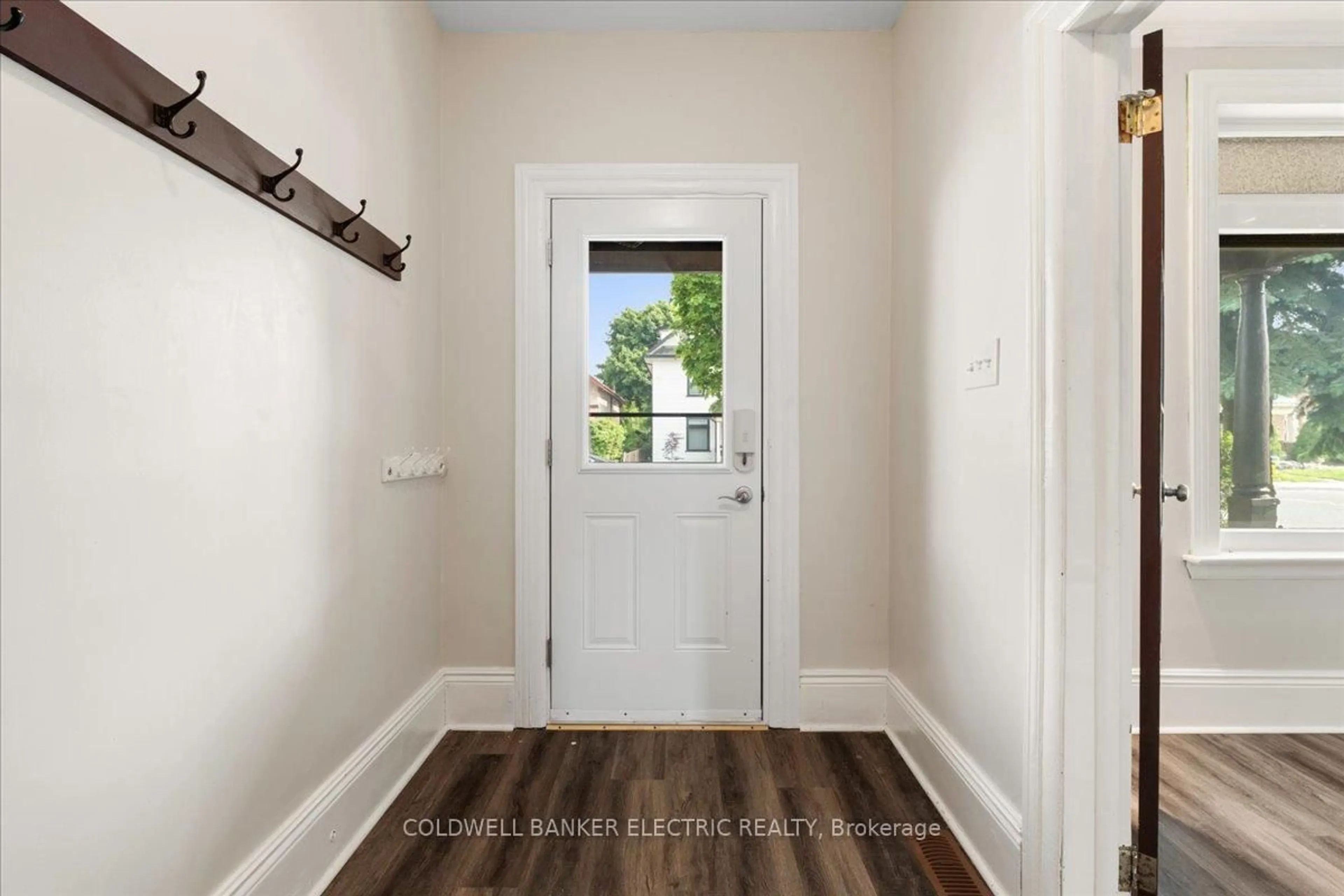 Indoor entryway for 544 Chamberlain St, Peterborough Central Ontario K9J 4L5