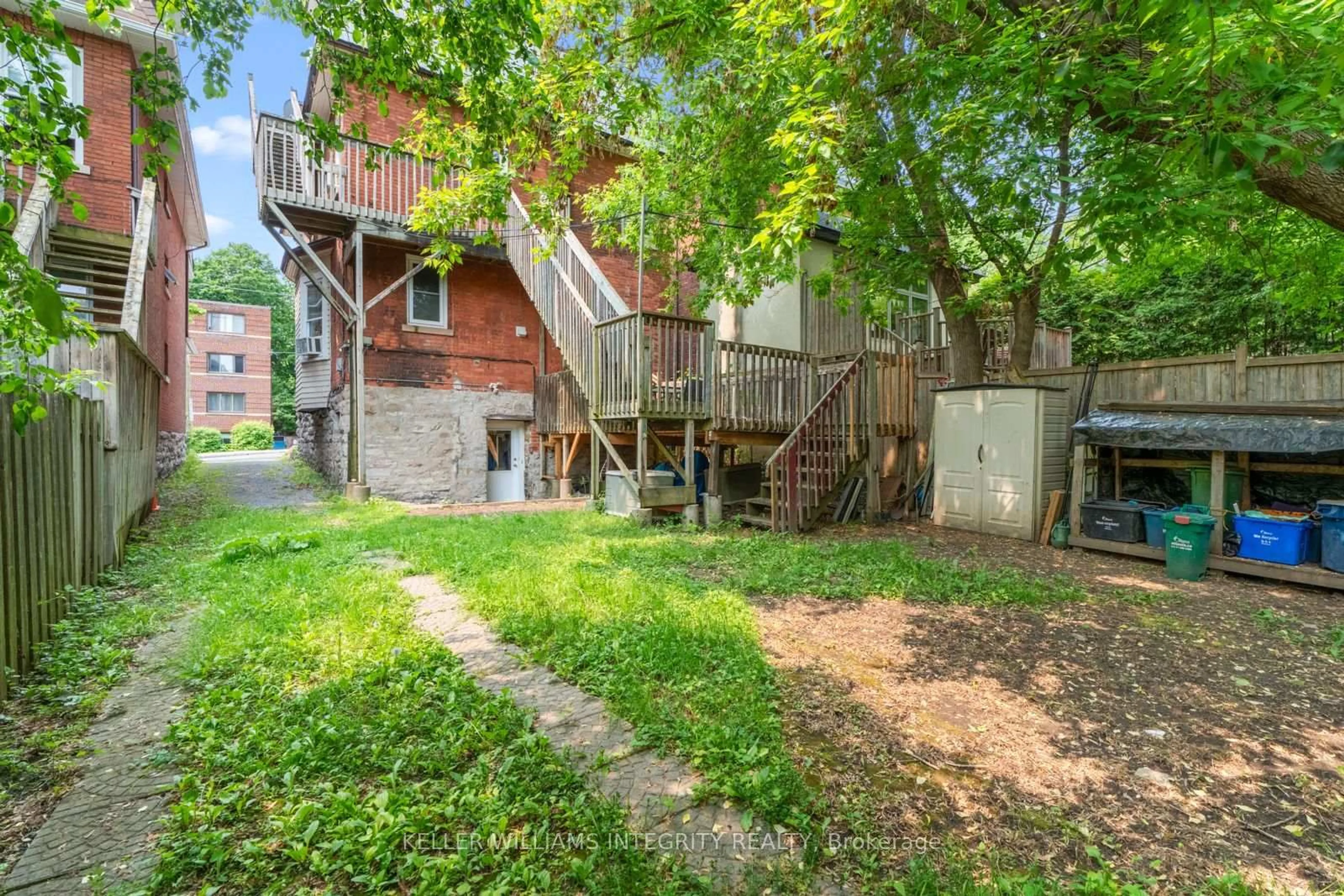 Patio, street for 339 Chapel St, Ottawa Ontario K1N 7Z5