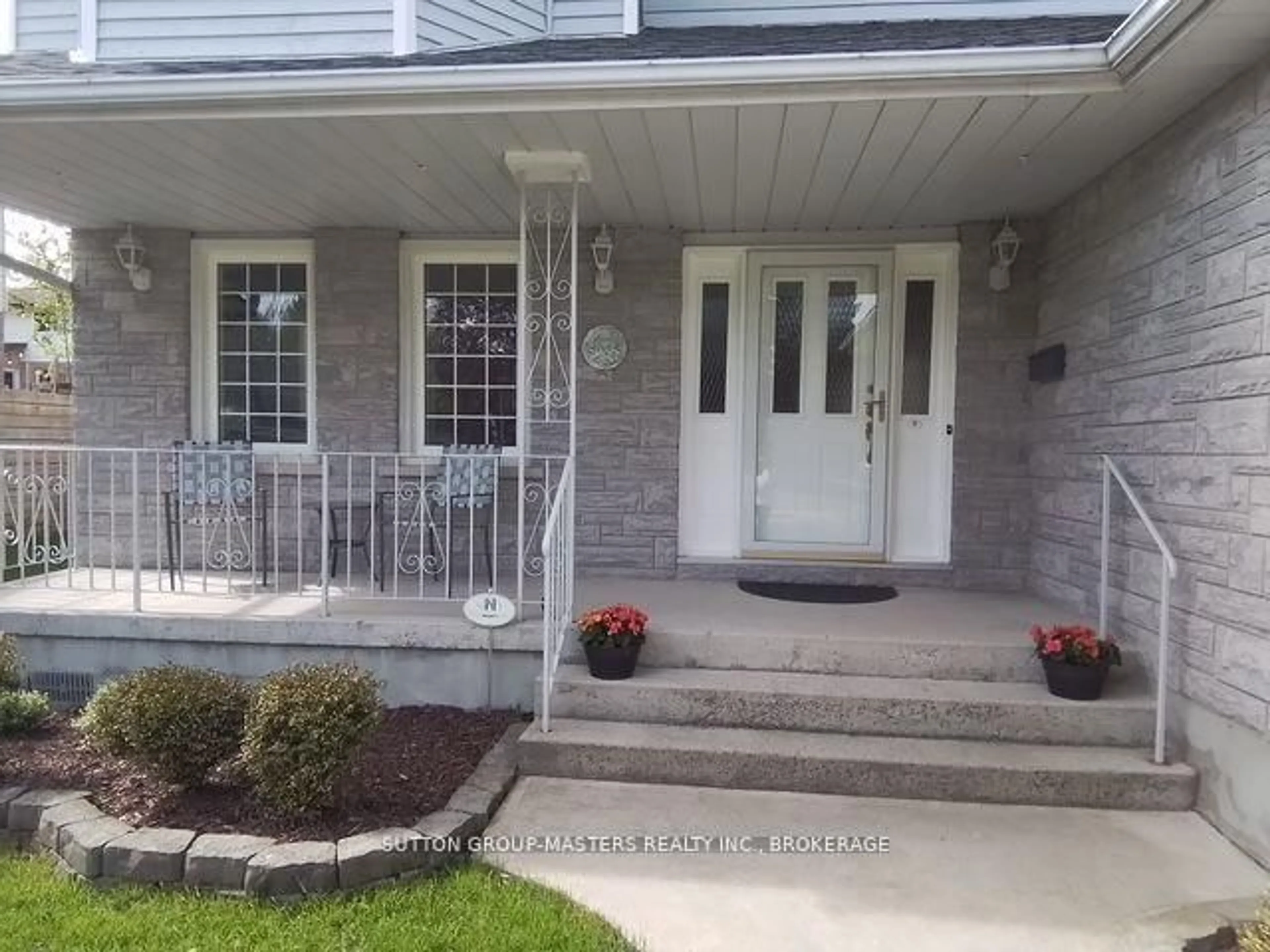 Indoor entryway for 1106 Lancaster Dr, Kingston Ontario K7P 2L7