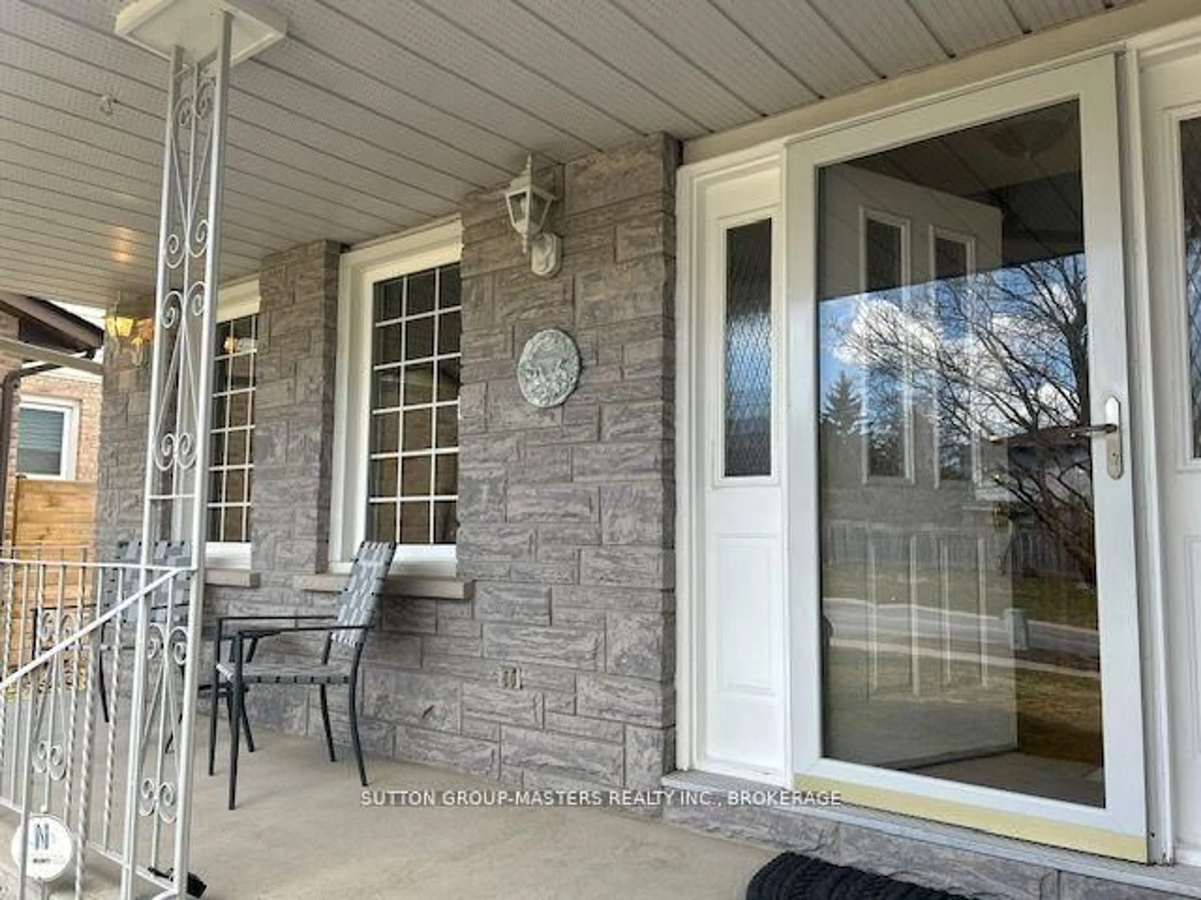 Indoor entryway for 1106 Lancaster Dr, Kingston Ontario K7P 2L7