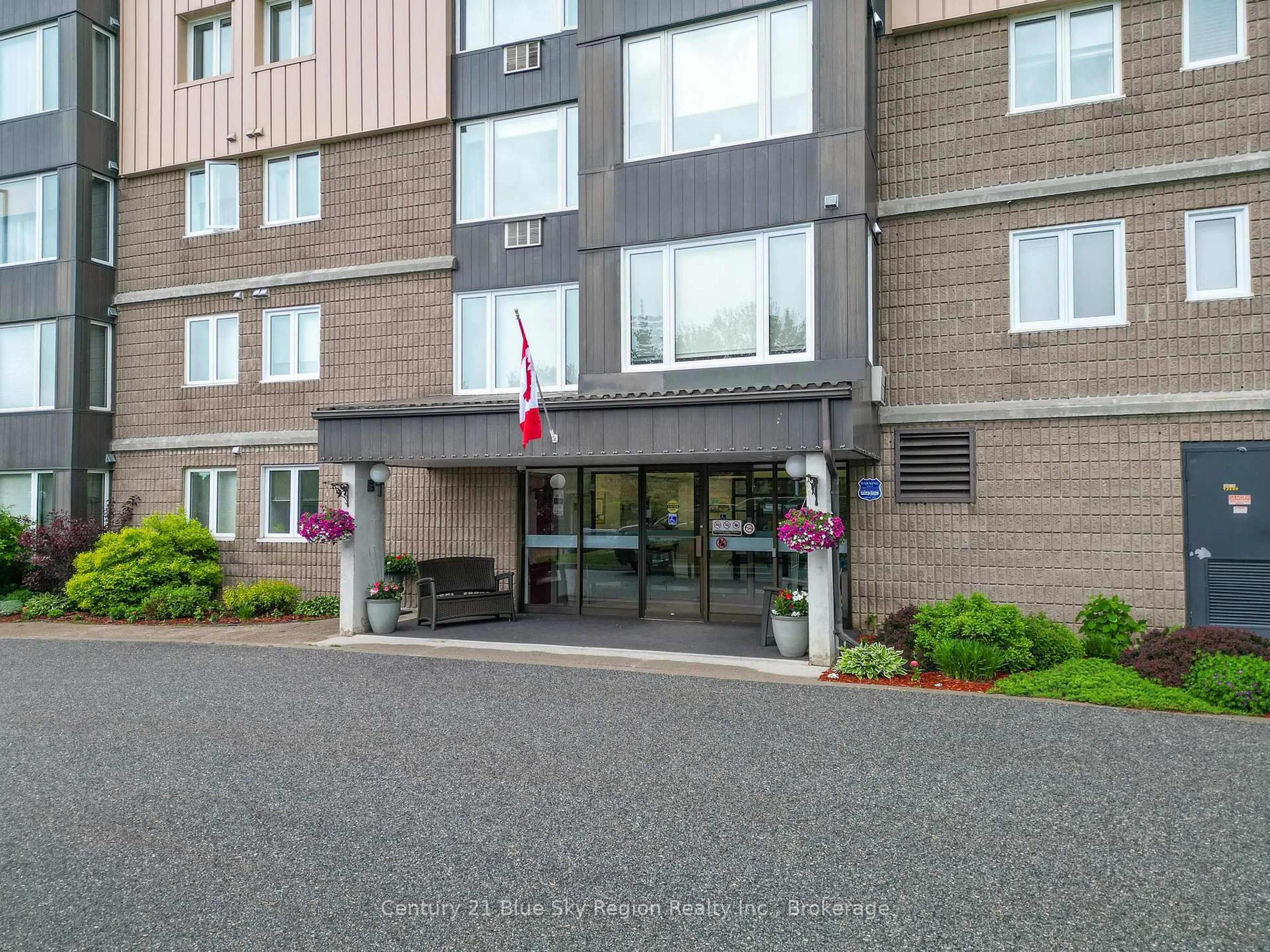 Indoor foyer for 116 Blair St #502, North Bay Ontario P1A 4E6