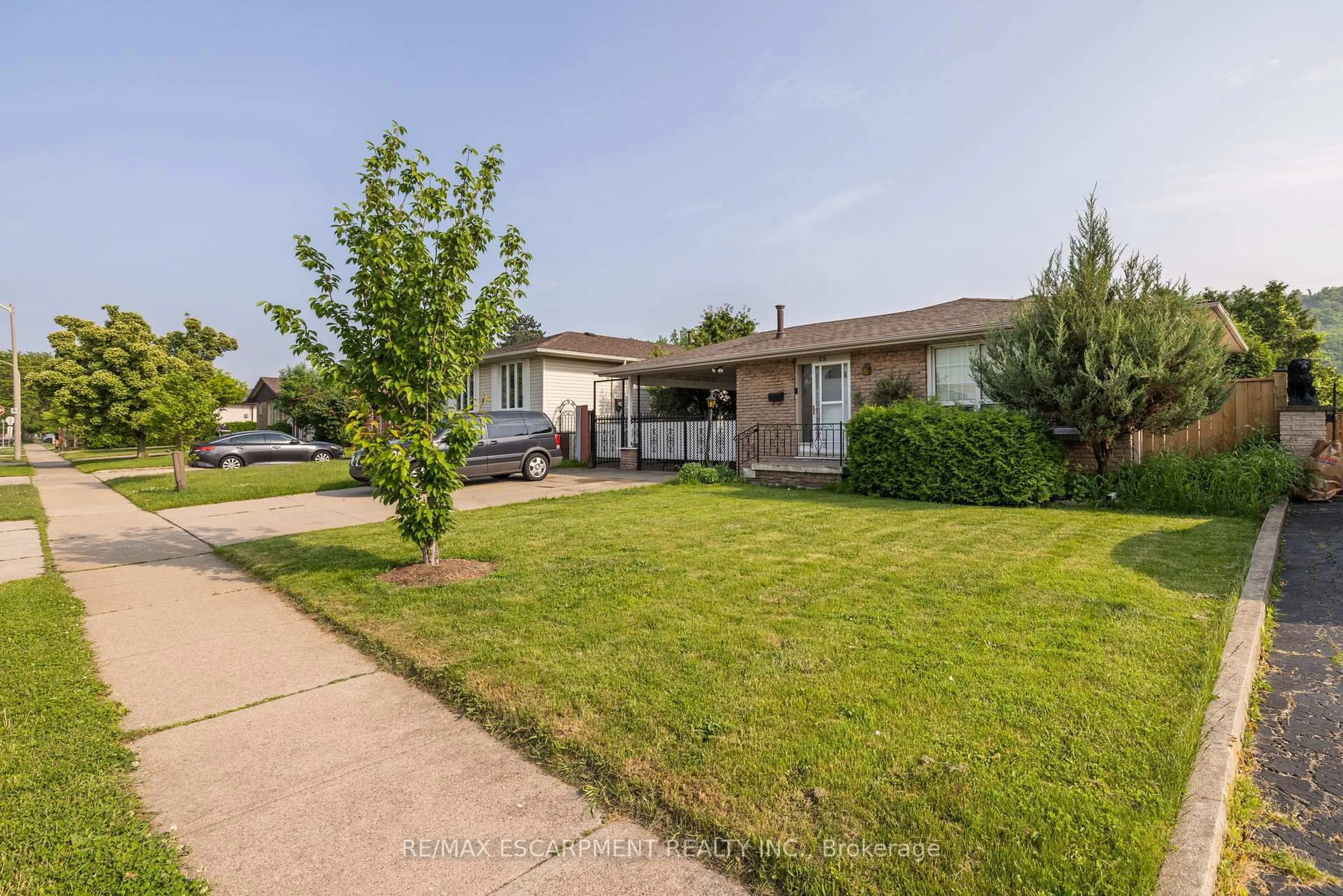 A pic from outside/outdoor area/front of a property/back of a property/a pic from drone, street for 22 Glen Castle Dr, Hamilton Ontario L8G 2Z4