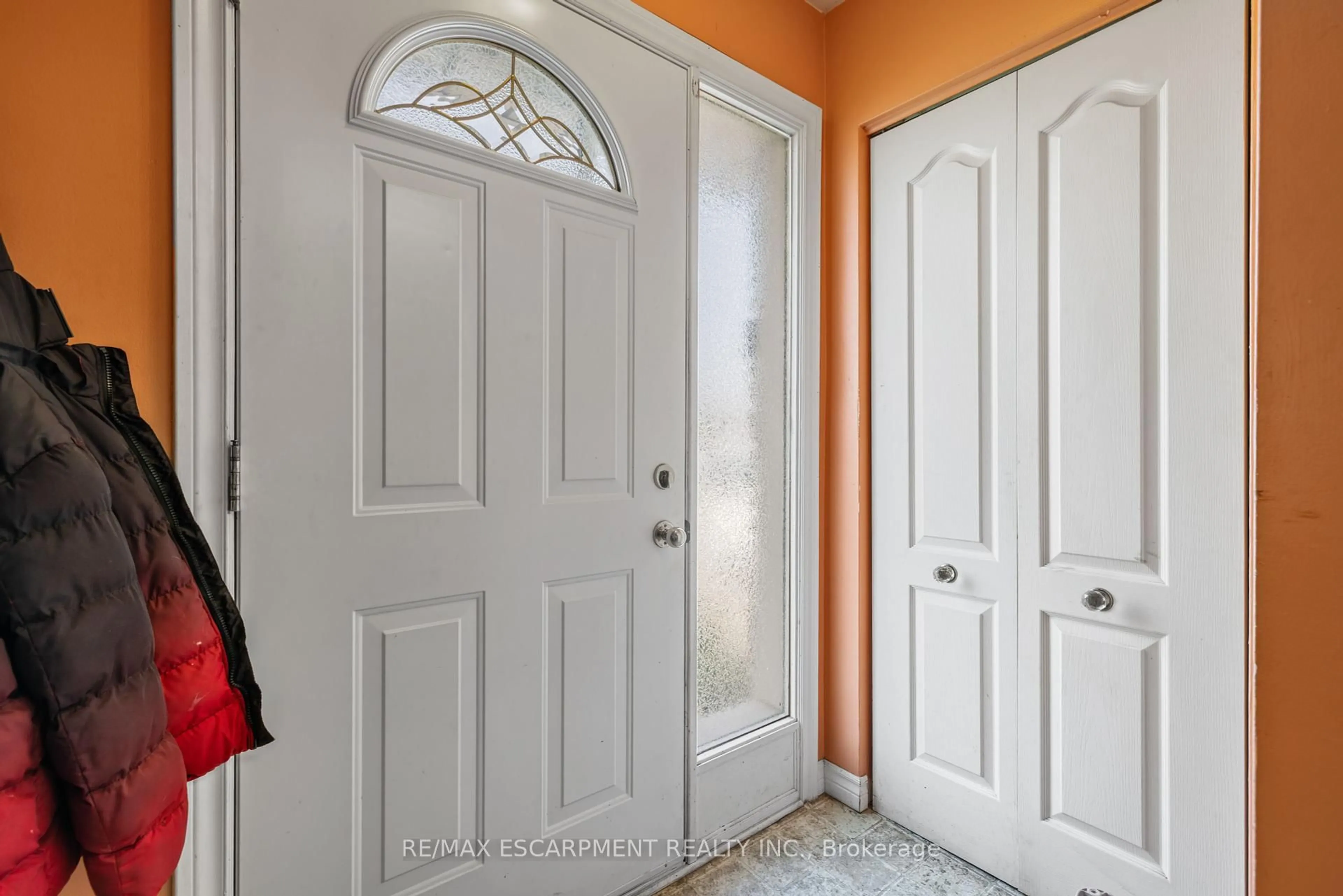 Indoor entryway for 22 Glen Castle Dr, Hamilton Ontario L8G 2Z4