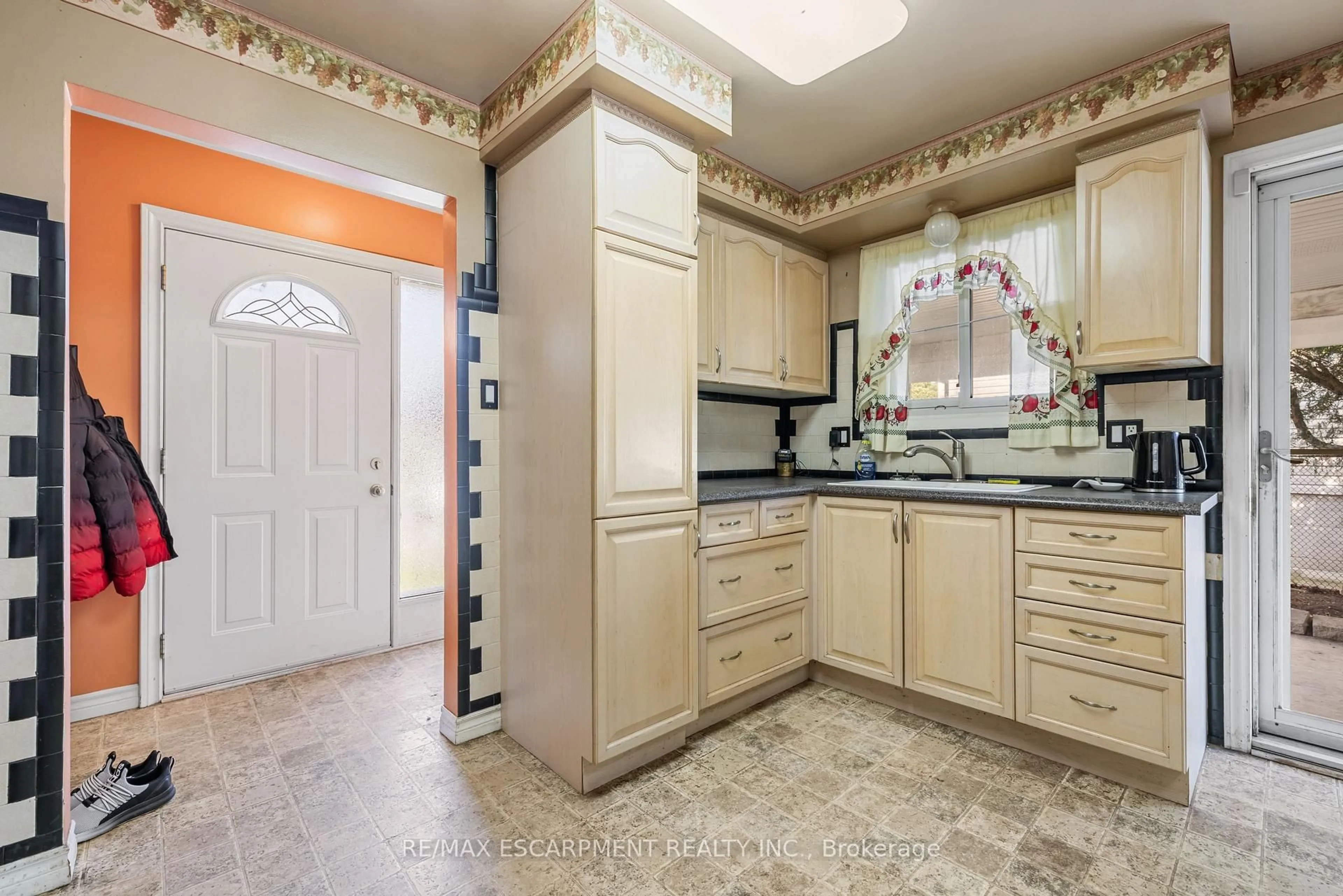 Standard kitchen, ceramic/tile floor for 22 Glen Castle Dr, Hamilton Ontario L8G 2Z4