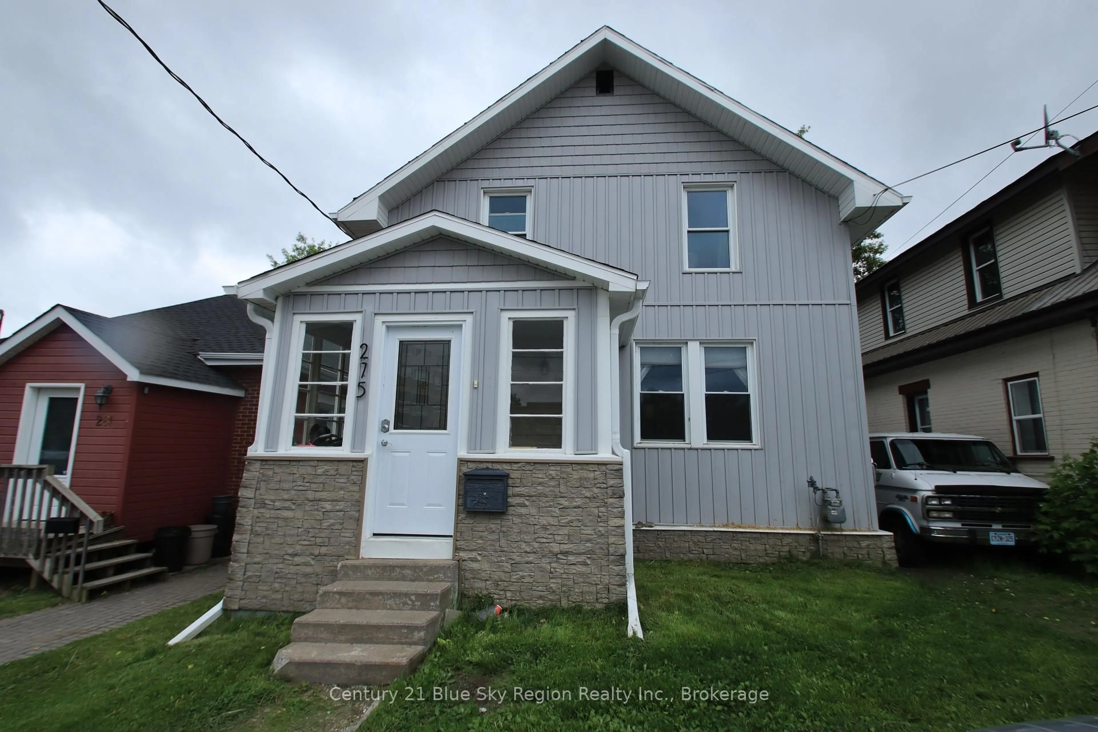 Home with vinyl exterior material, street for 275 Fifth Ave, North Bay Ontario P1B 1N7