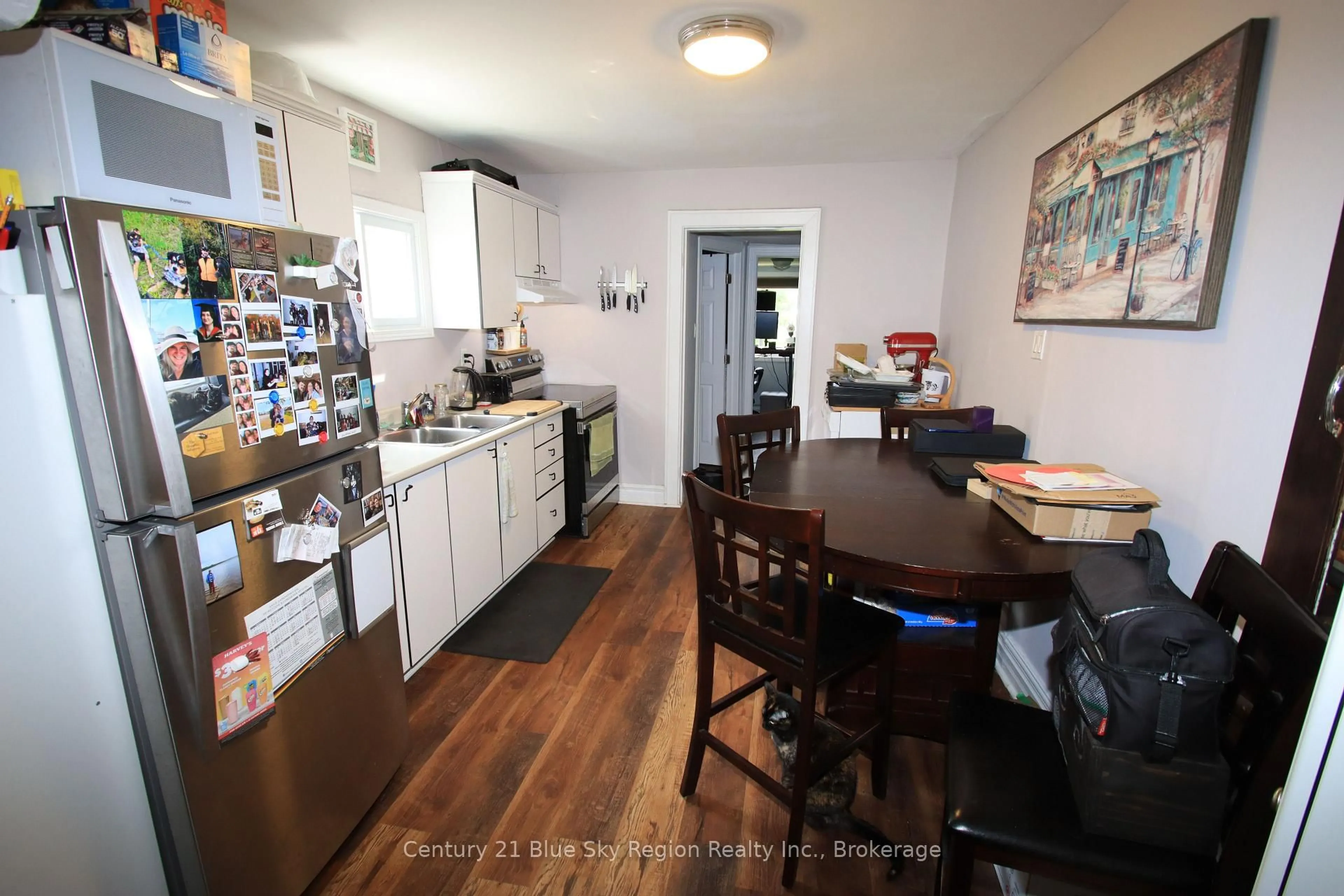 Standard kitchen, wood/laminate floor for 275 Fifth Ave, North Bay Ontario P1B 1N7