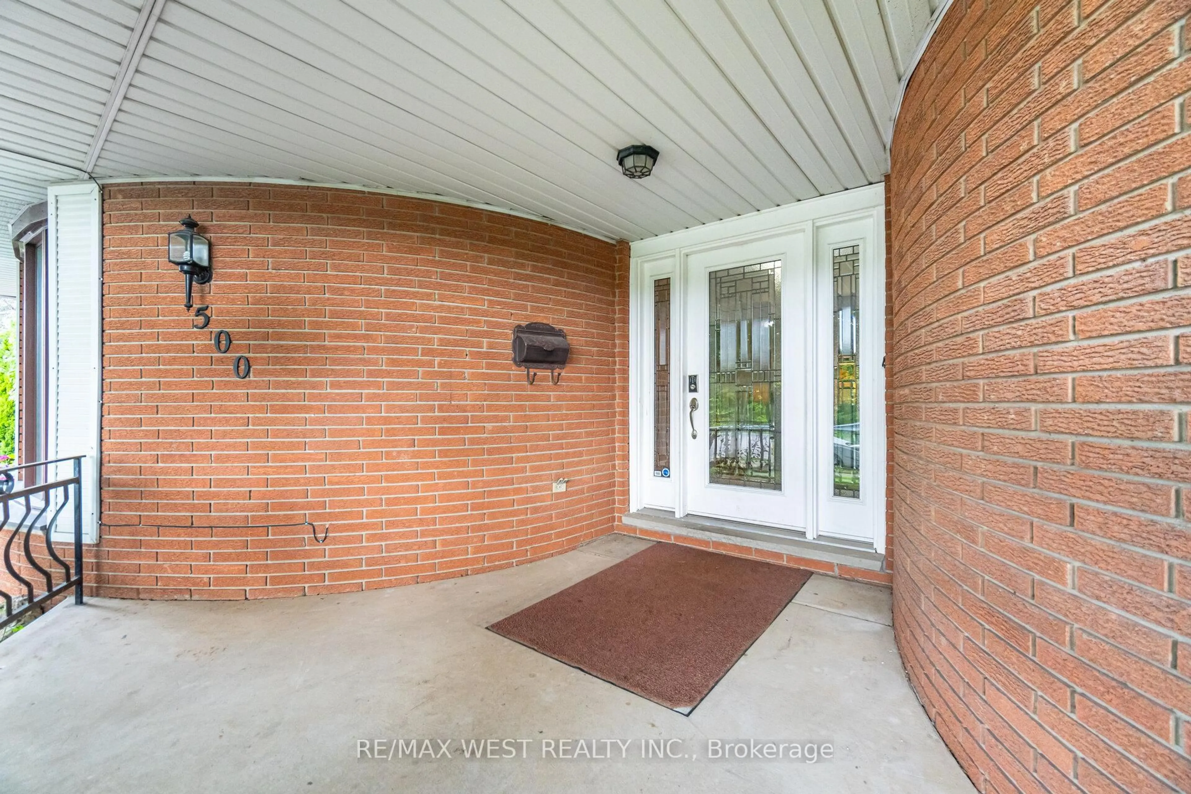 Indoor entryway for 500 Mount Albion Rd, Hamilton Ontario L8K 6E1
