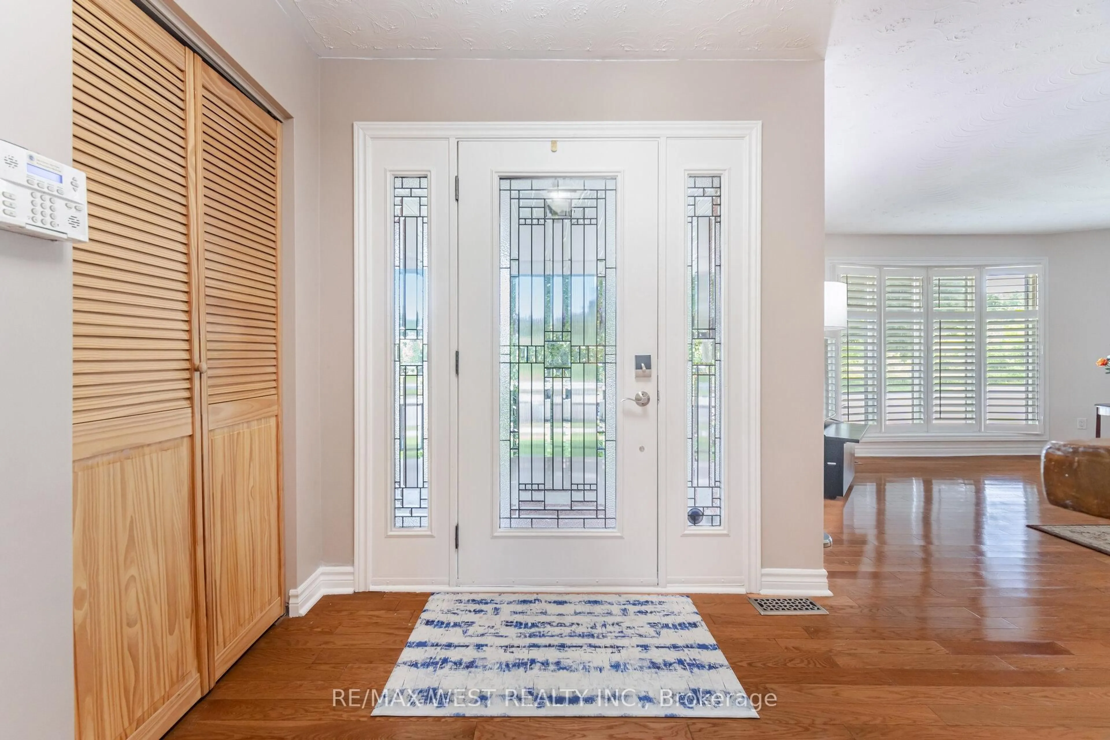 Indoor entryway for 500 Mount Albion Rd, Hamilton Ontario L8K 6E1