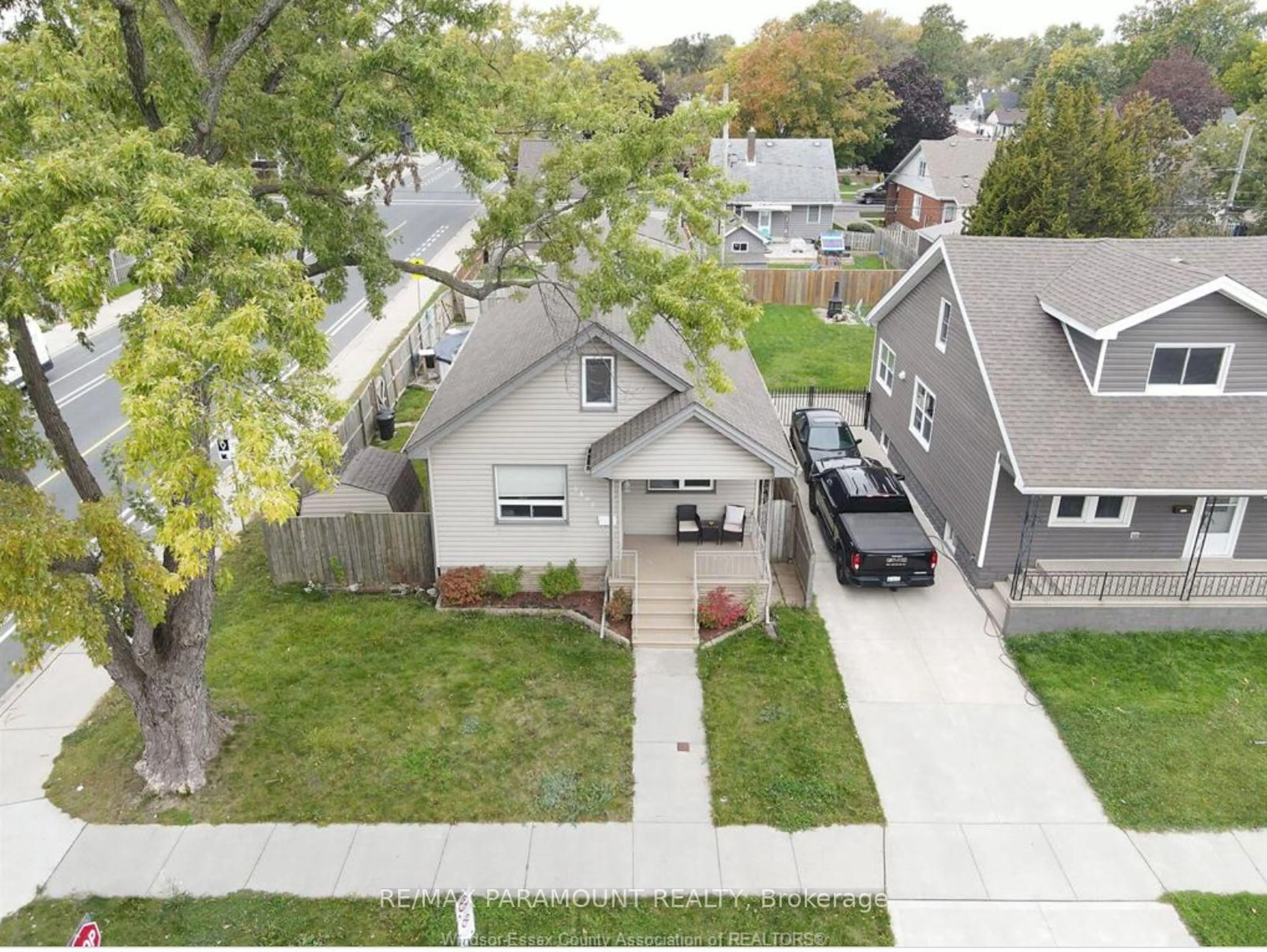 A pic from outside/outdoor area/front of a property/back of a property/a pic from drone, street for 1495 Arthur Rd, Windsor Ontario N8Y 3Y8