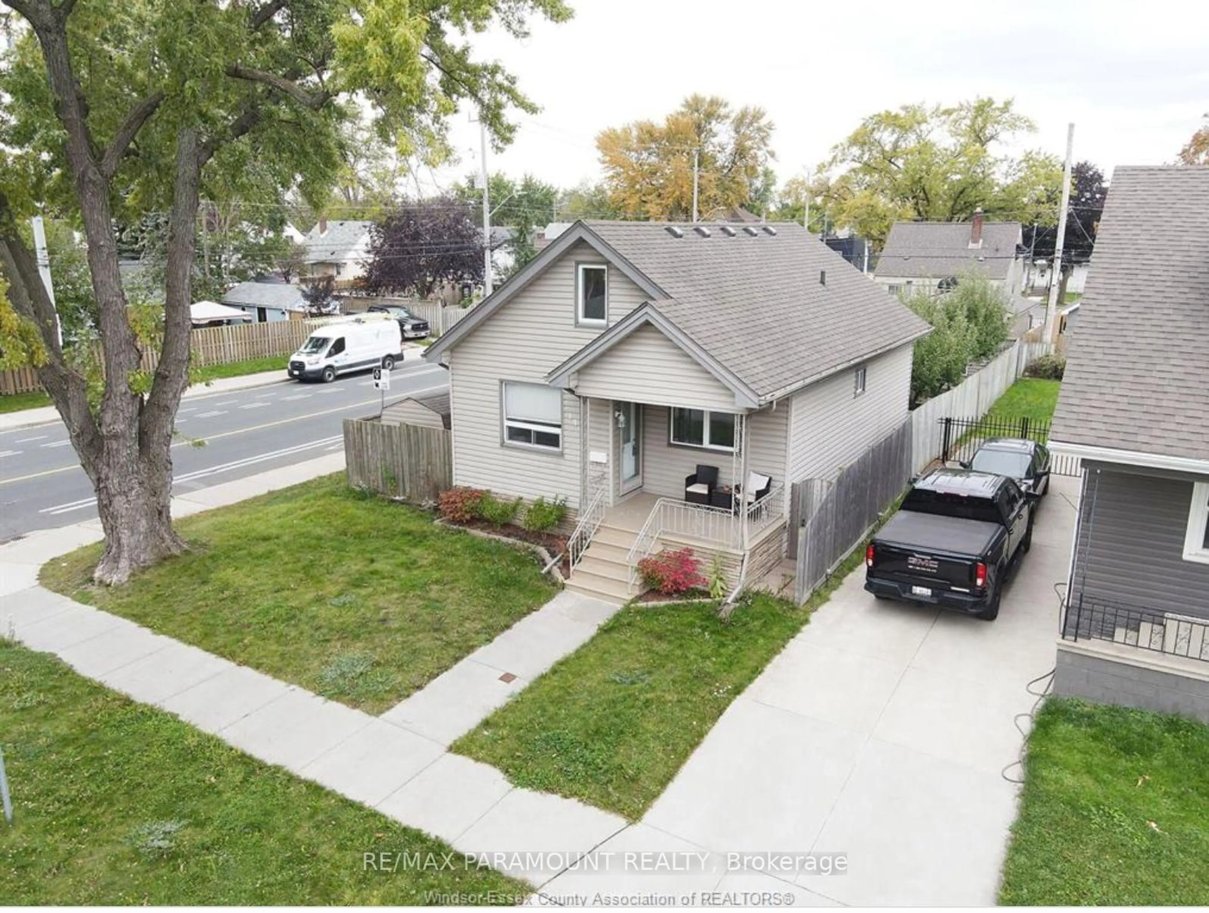 A pic from outside/outdoor area/front of a property/back of a property/a pic from drone, street for 1495 Arthur Rd, Windsor Ontario N8Y 3Y8