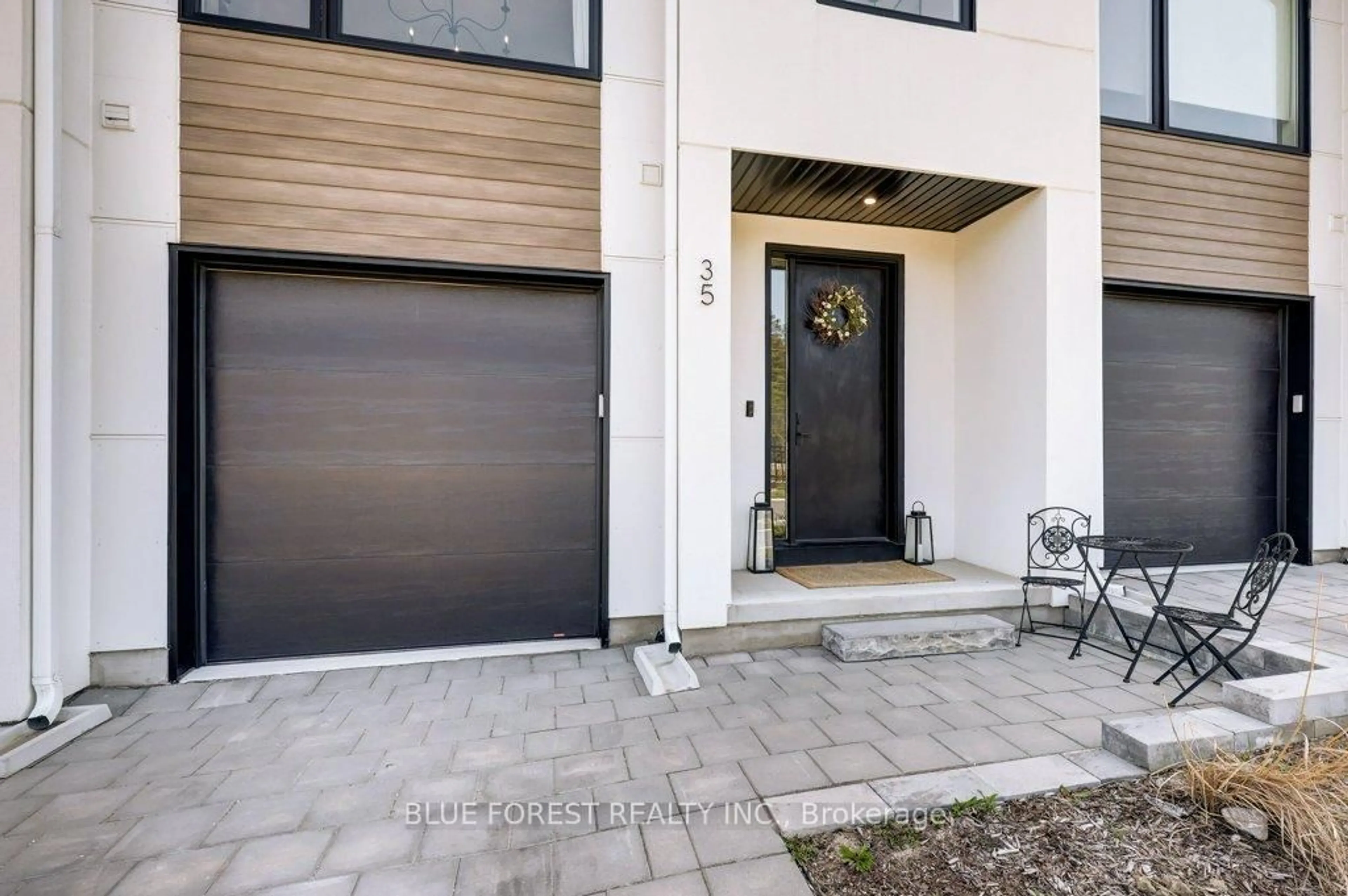 Indoor entryway for 1965 Upperpoint Gate #35, London South Ontario N6K 0K2