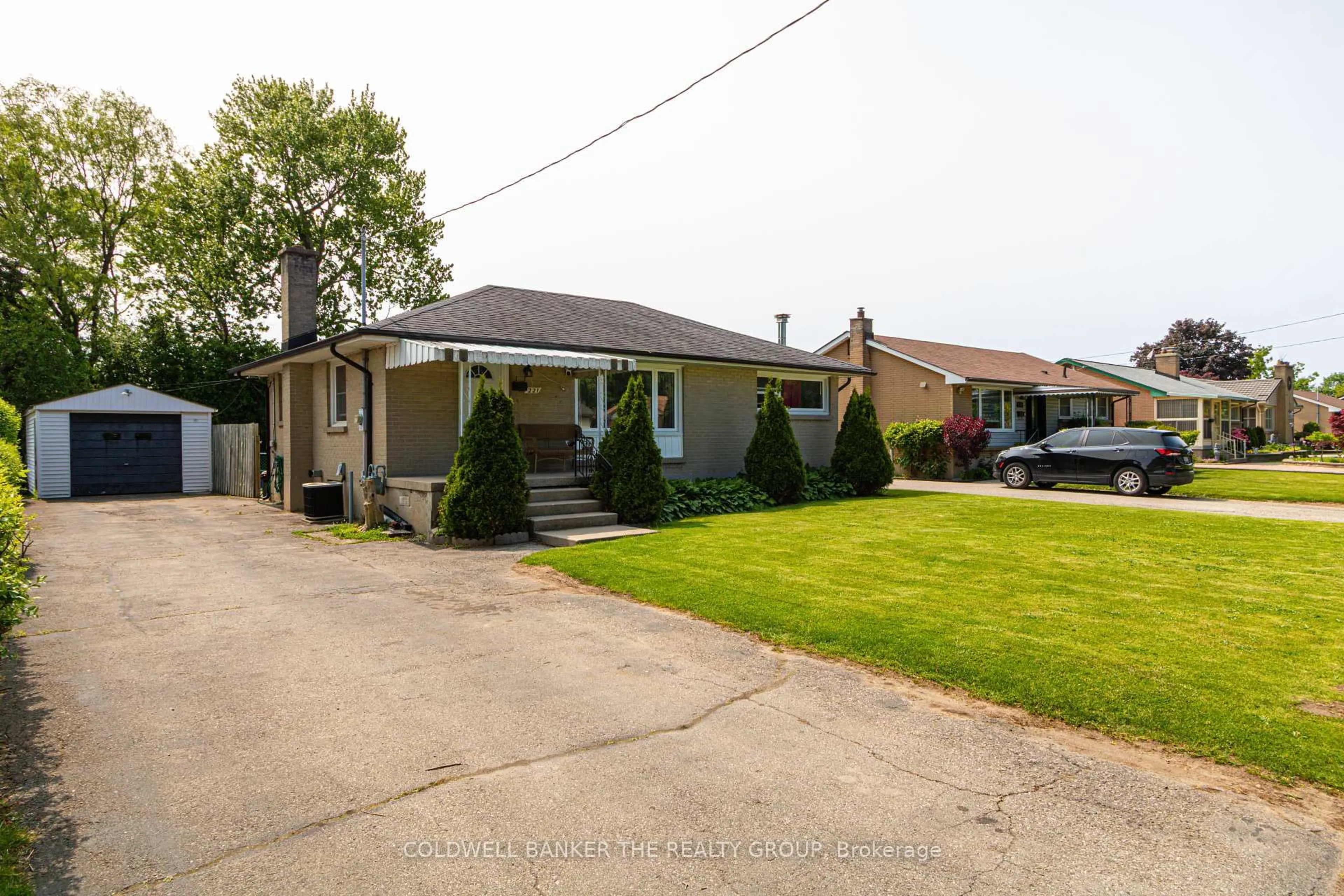 A pic from outside/outdoor area/front of a property/back of a property/a pic from drone, street for 221 STARLIGHT Ave, London East Ontario N5W 4X8