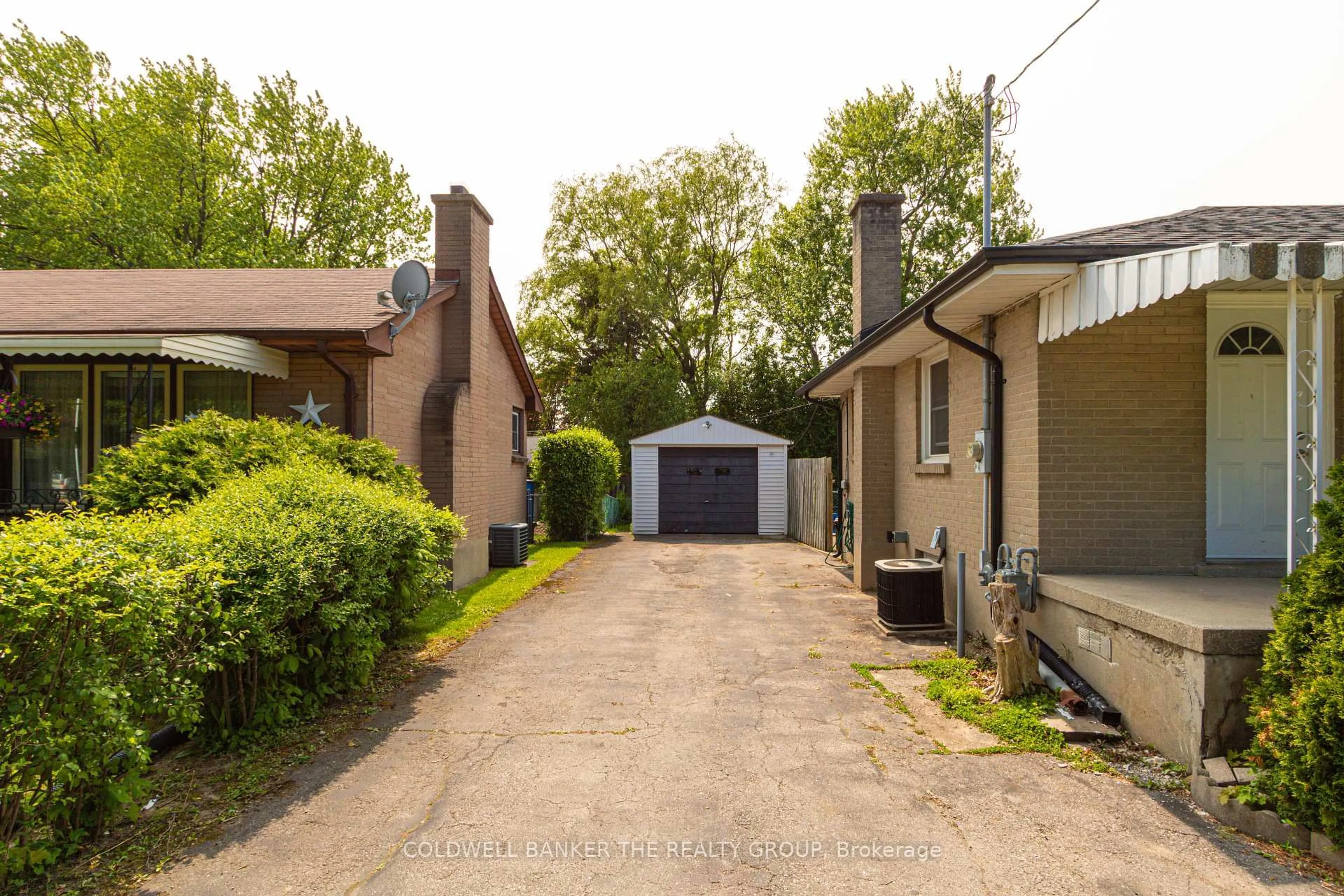 A pic from outside/outdoor area/front of a property/back of a property/a pic from drone, street for 221 STARLIGHT Ave, London East Ontario N5W 4X8