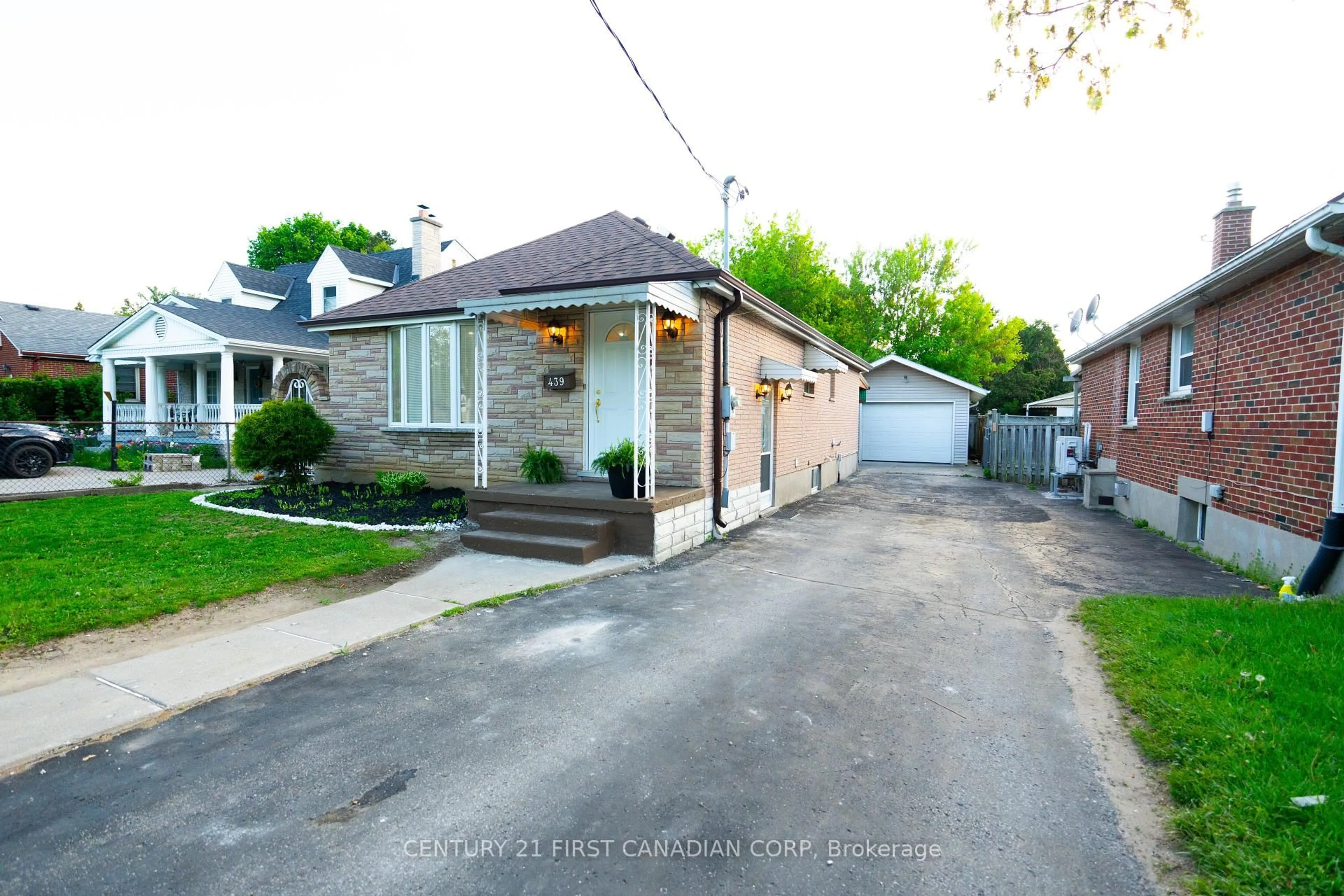 A pic from outside/outdoor area/front of a property/back of a property/a pic from drone, street for 439 Hale St, London East Ontario N5W 1G5