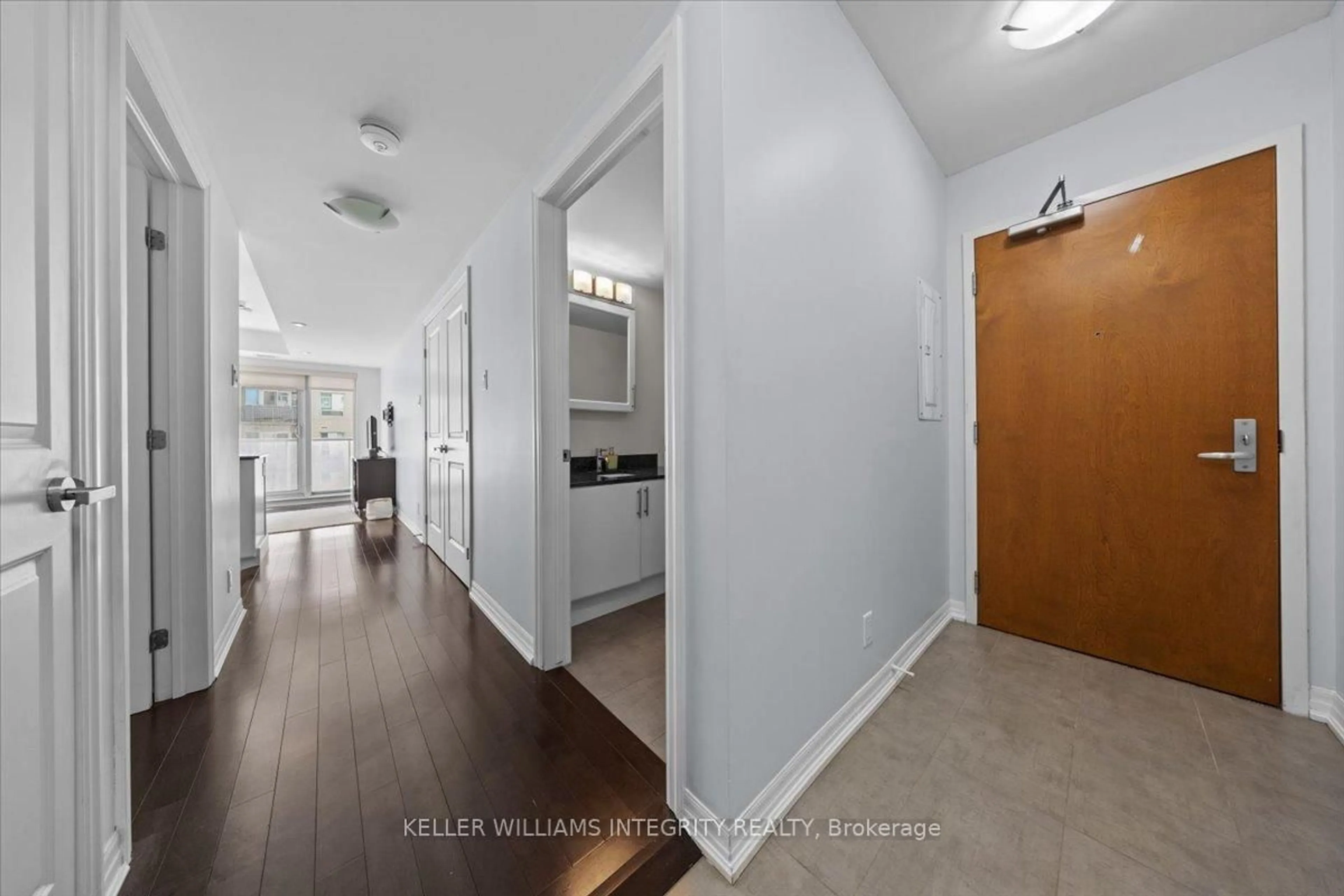 Indoor entryway for 242 RIDEAU St #909, Ottawa Ontario K1N 0B7