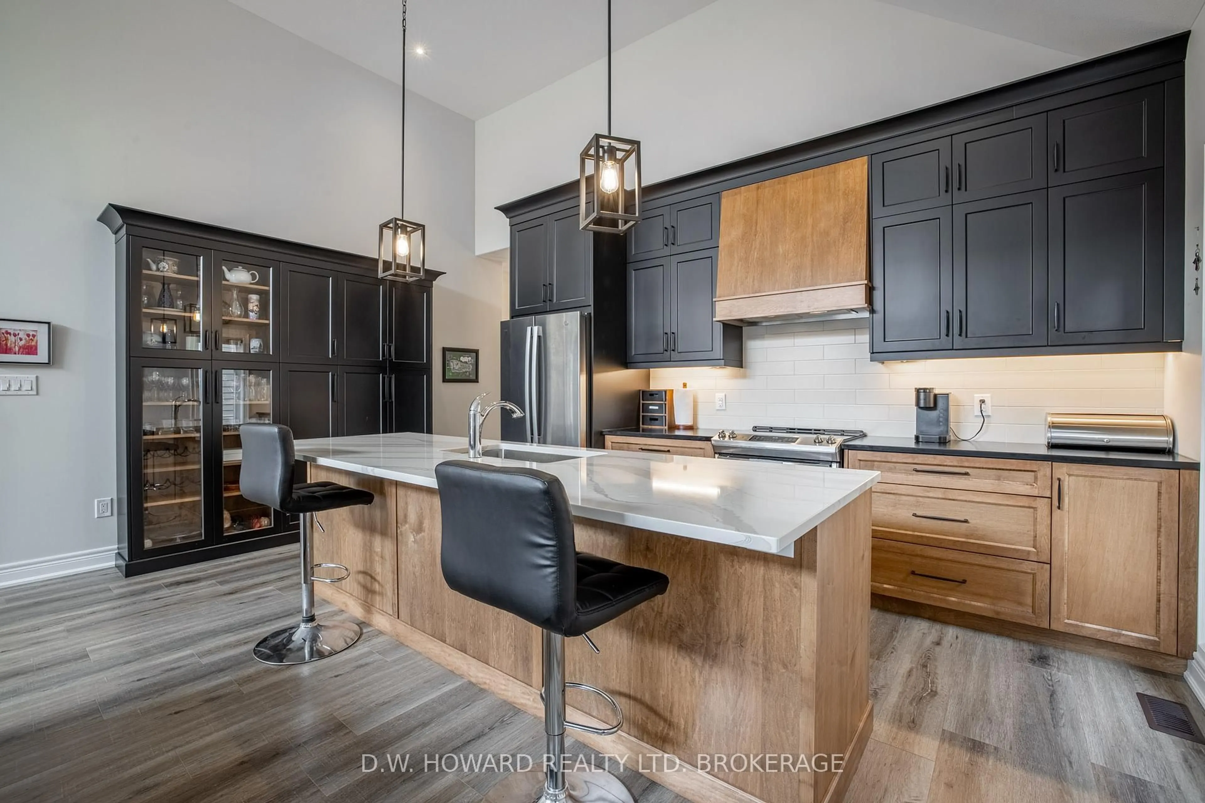 Contemporary kitchen, wood/laminate floor for 8 Sassafras Row, Fort Erie Ontario L0S 1N0