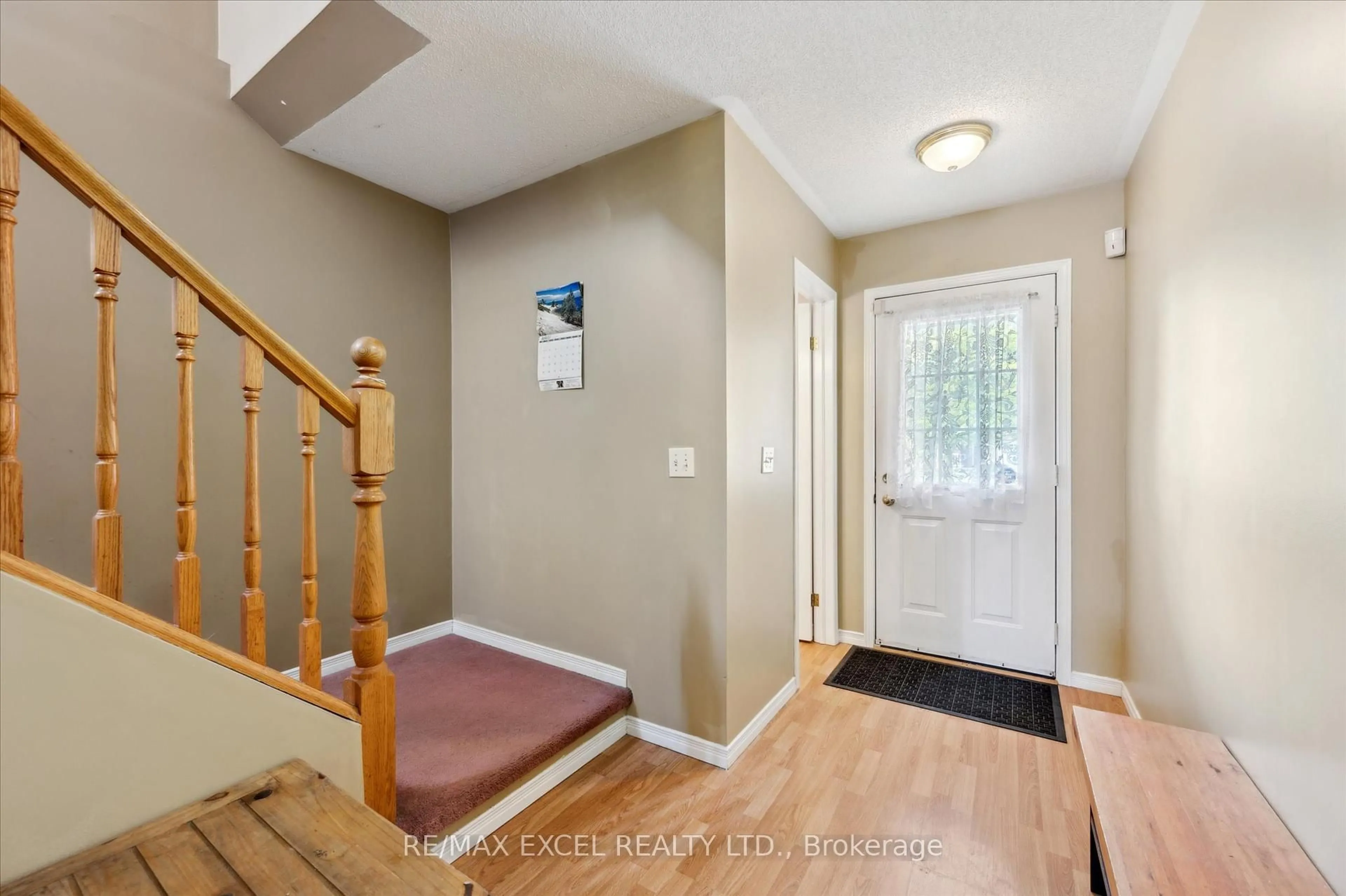 Indoor entryway for 451 Citadel Crt, Waterloo Ontario N2K 3Y4