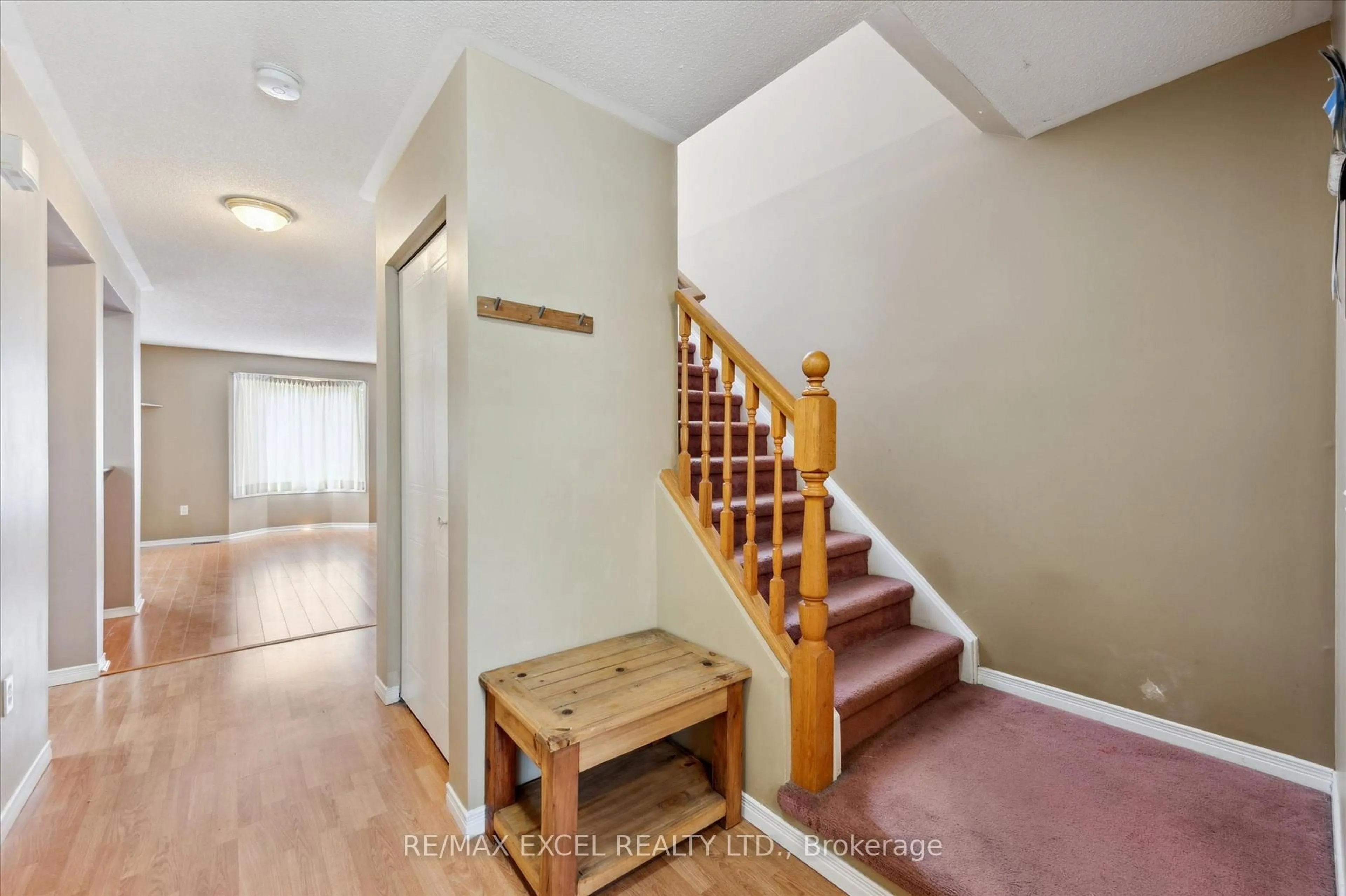 Indoor entryway for 451 Citadel Crt, Waterloo Ontario N2K 3Y4