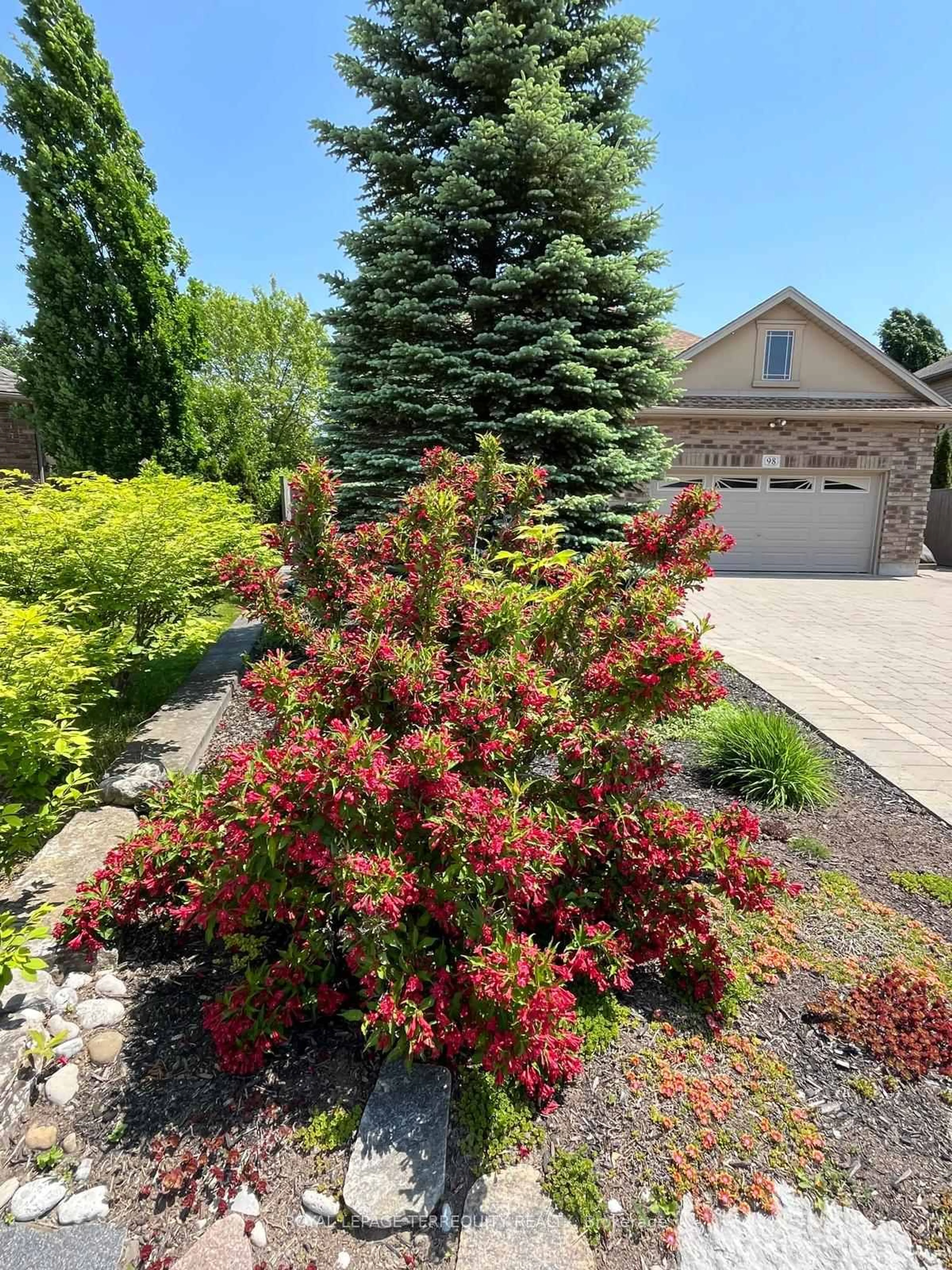 A pic from outside/outdoor area/front of a property/back of a property/a pic from drone, street for 98 Michael Dr, Welland Ontario L3C 0A7