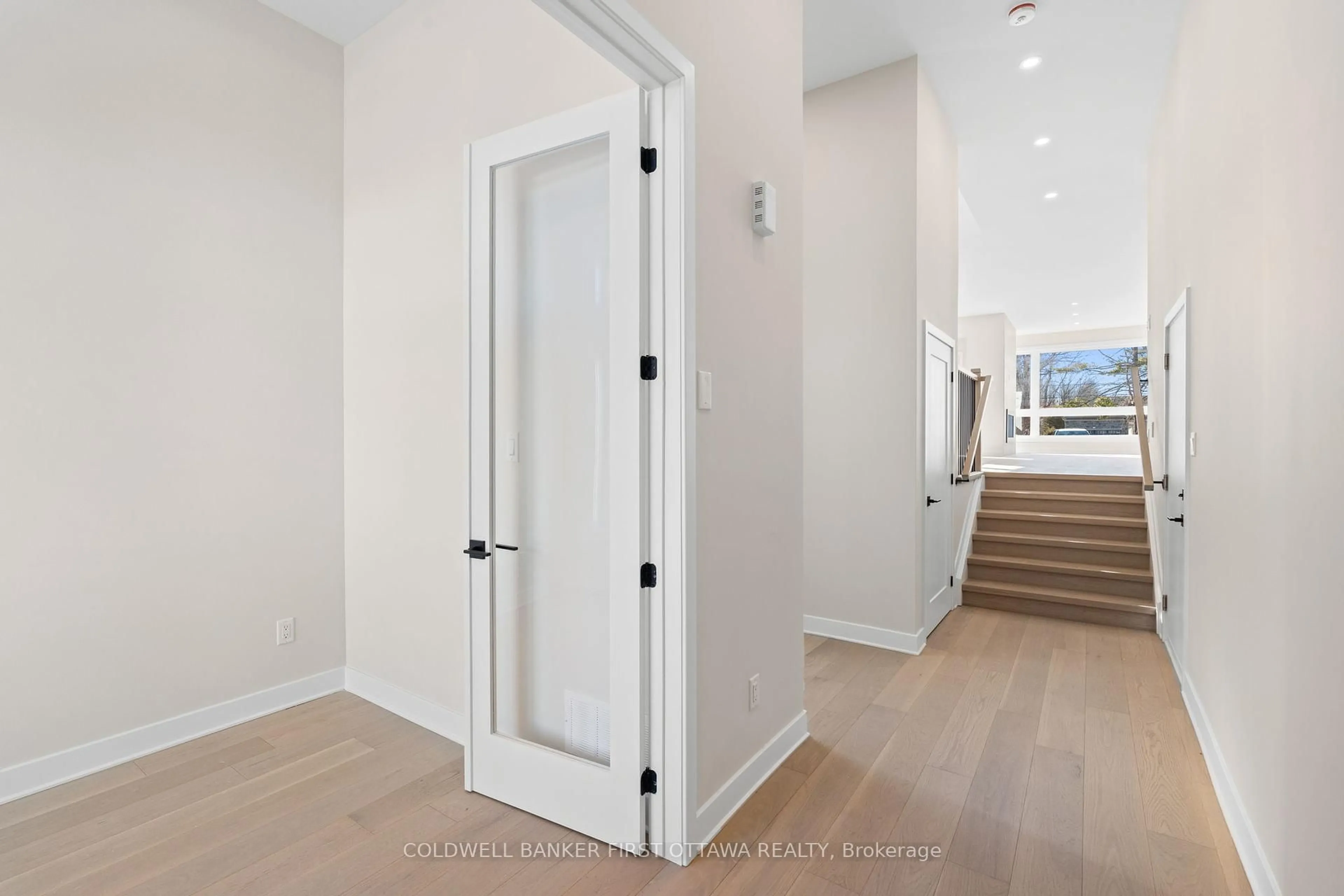 Indoor entryway for 279 Enclave Walk, Ottawa Ontario K1W 0J5
