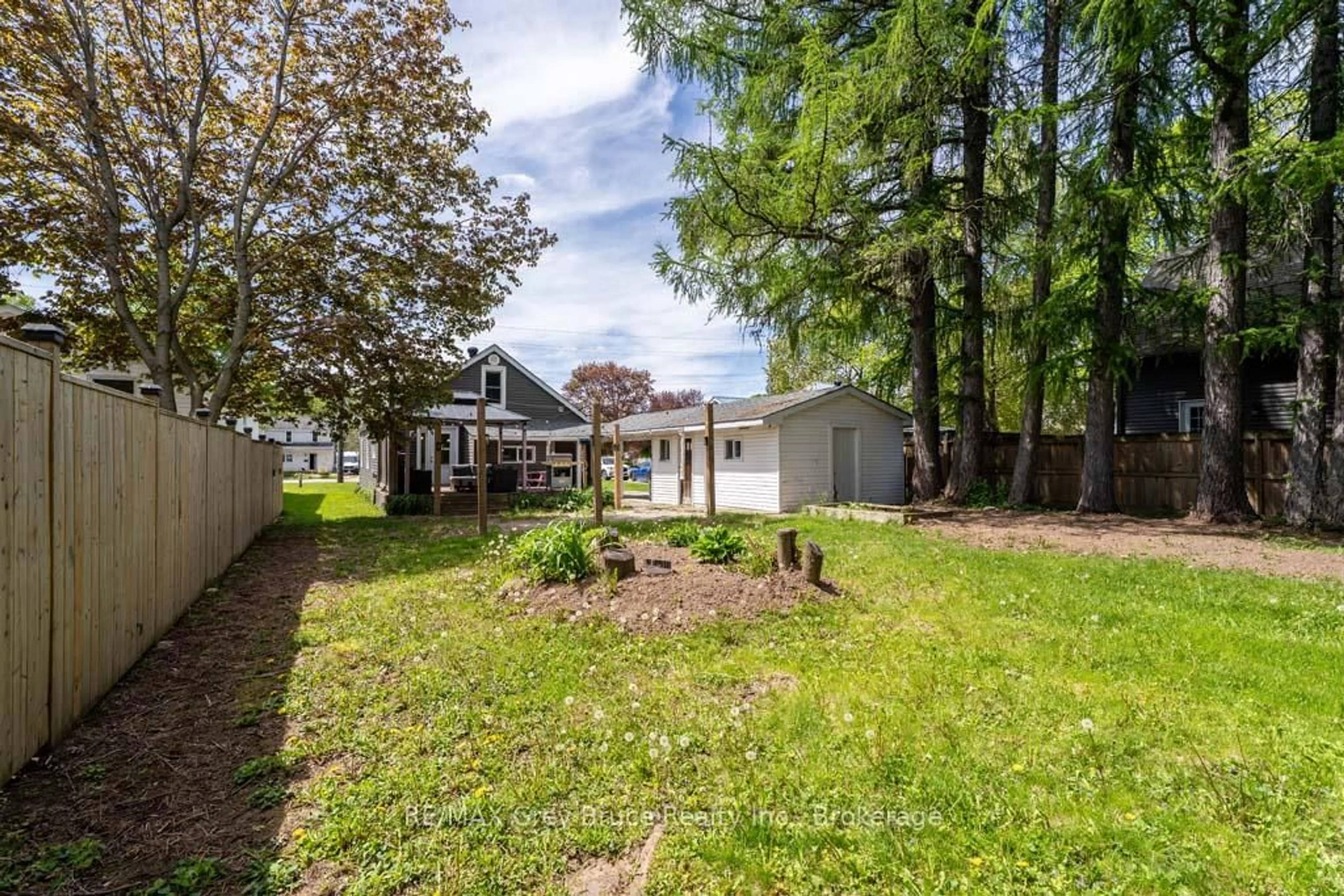A pic from outside/outdoor area/front of a property/back of a property/a pic from drone, unknown for 1789 6th Ave, Owen Sound Ontario N4K 2V9