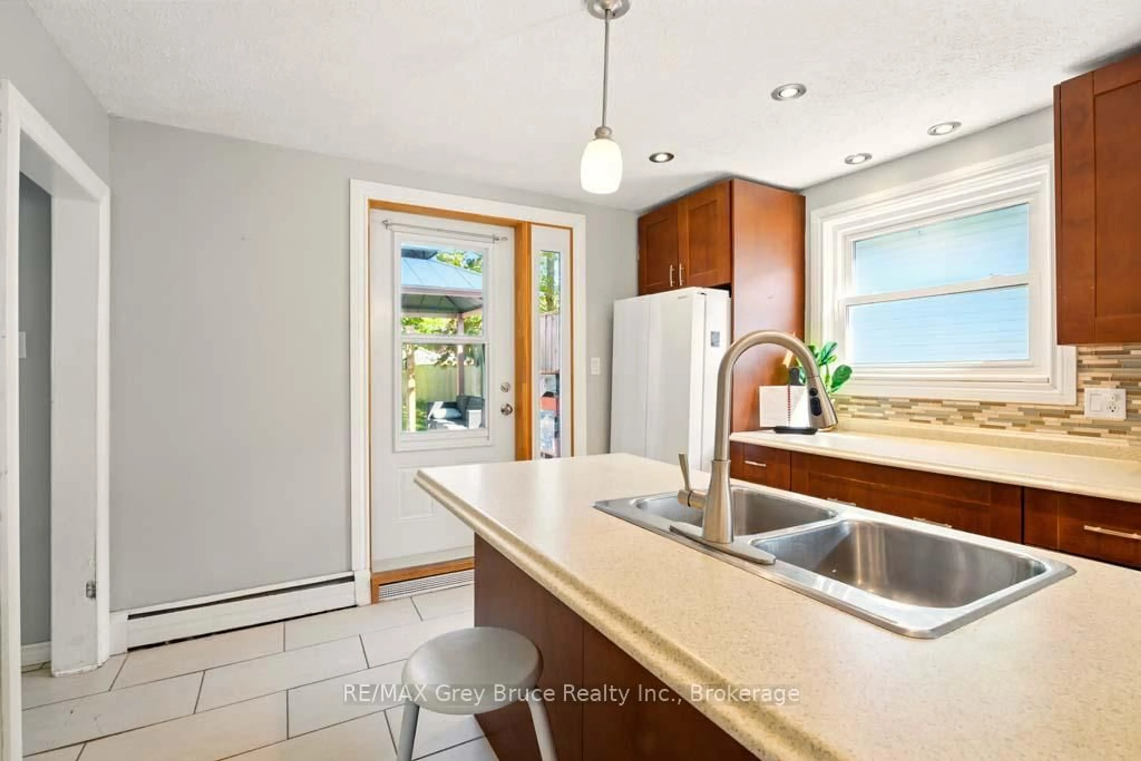 Open concept kitchen, ceramic/tile floor for 1789 6th Ave, Owen Sound Ontario N4K 2V9