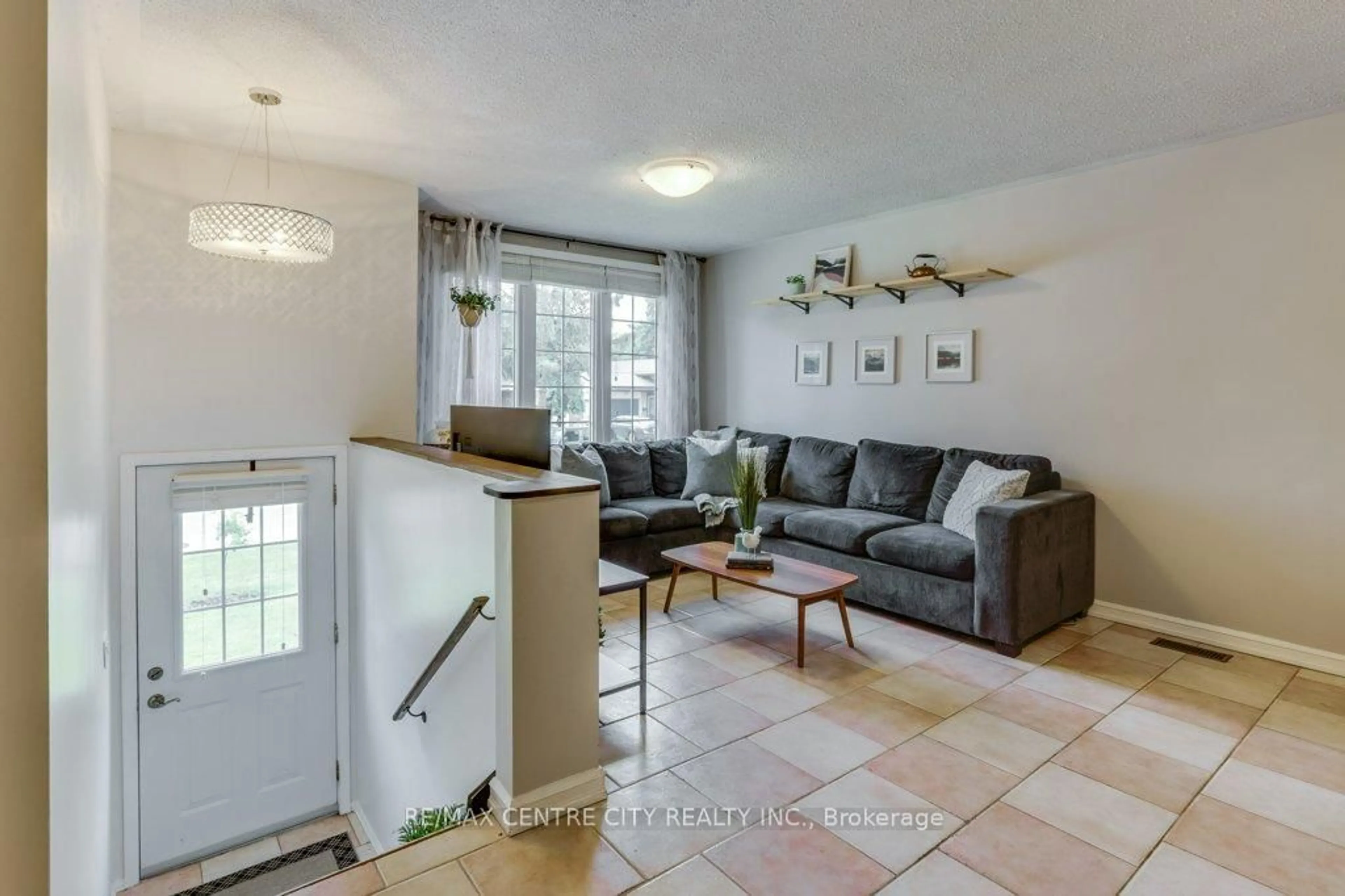 Living room with furniture, unknown for 32 McLarty Dr, St. Thomas Ontario N5R 5J8