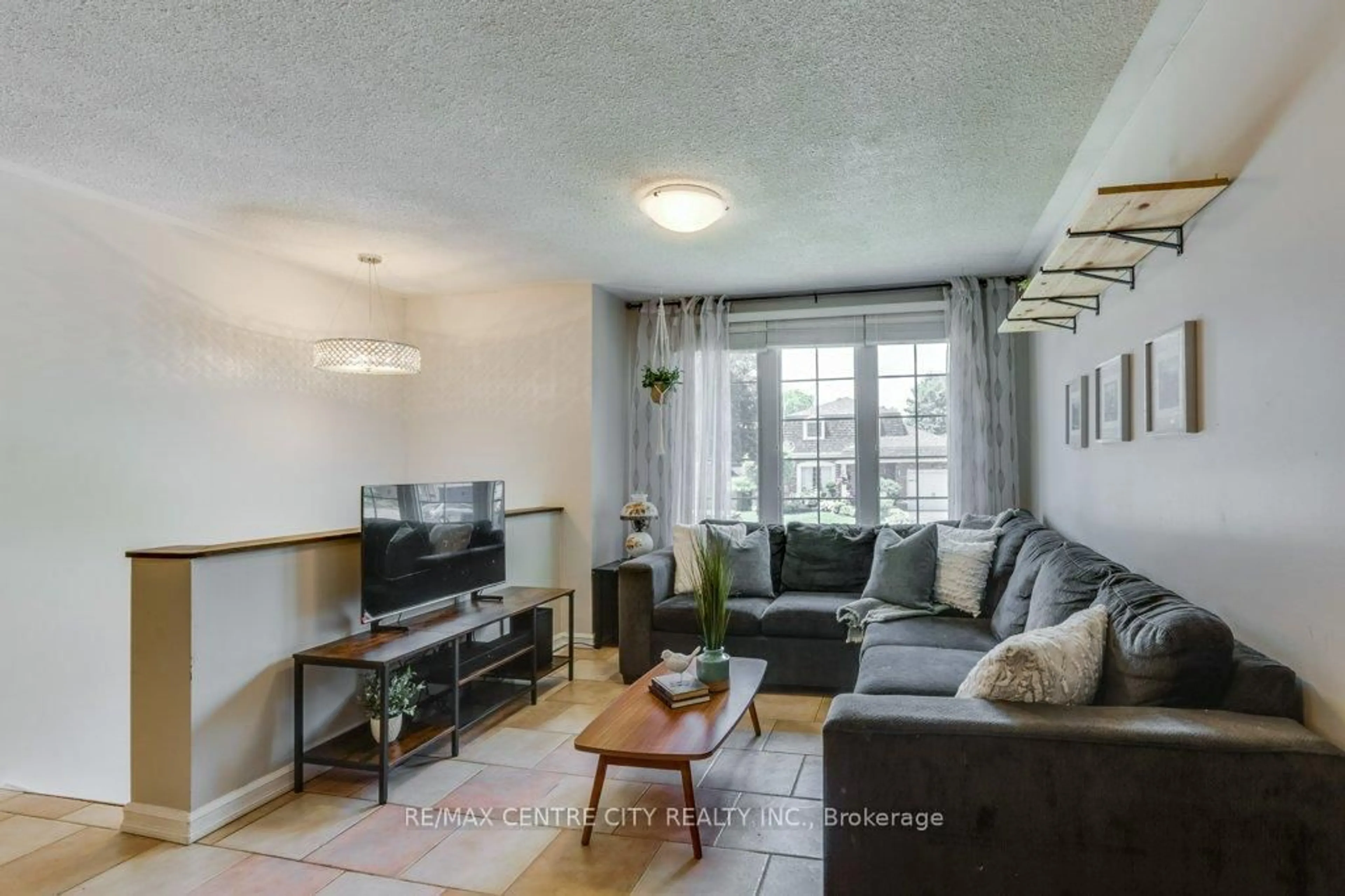 Living room with furniture, unknown for 32 McLarty Dr, St. Thomas Ontario N5R 5J8