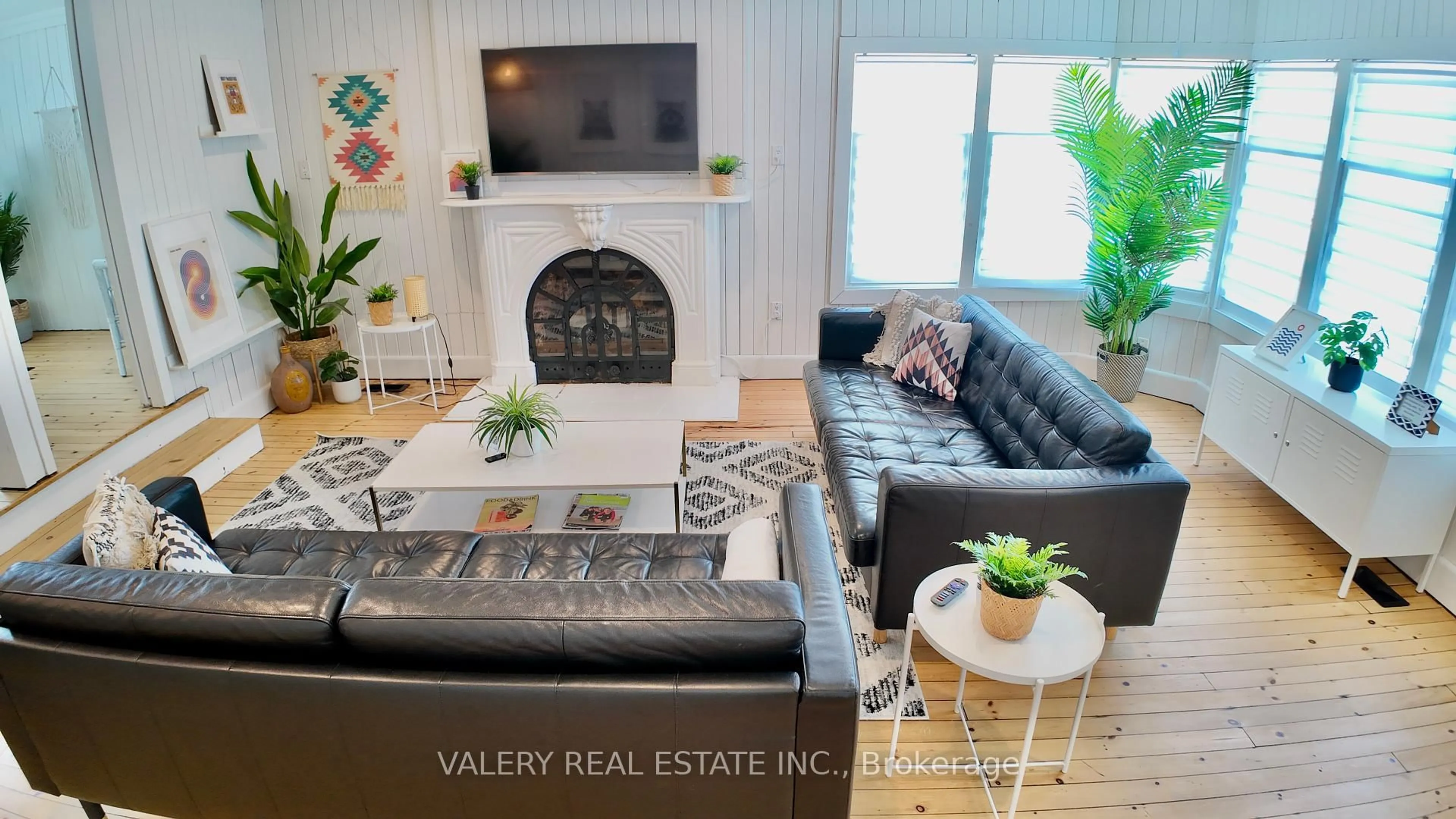 Living room with furniture, wood/laminate floor for 59 Shakespeare Ave, Niagara-on-the-Lake Ontario L0S 1J0