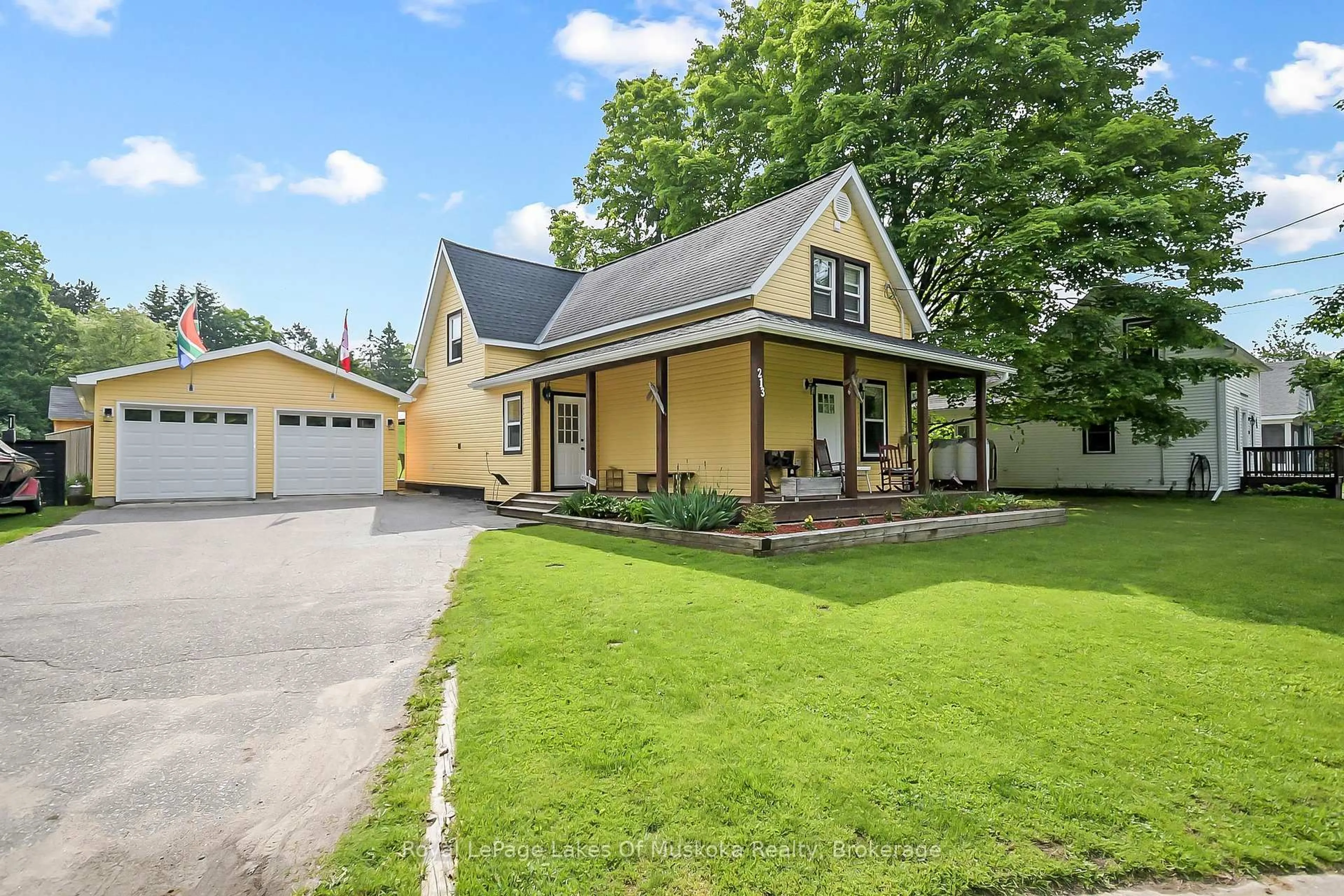 A pic from outside/outdoor area/front of a property/back of a property/a pic from drone, street for 213 Woodchester Ave, Bracebridge Ontario P1L 1H8