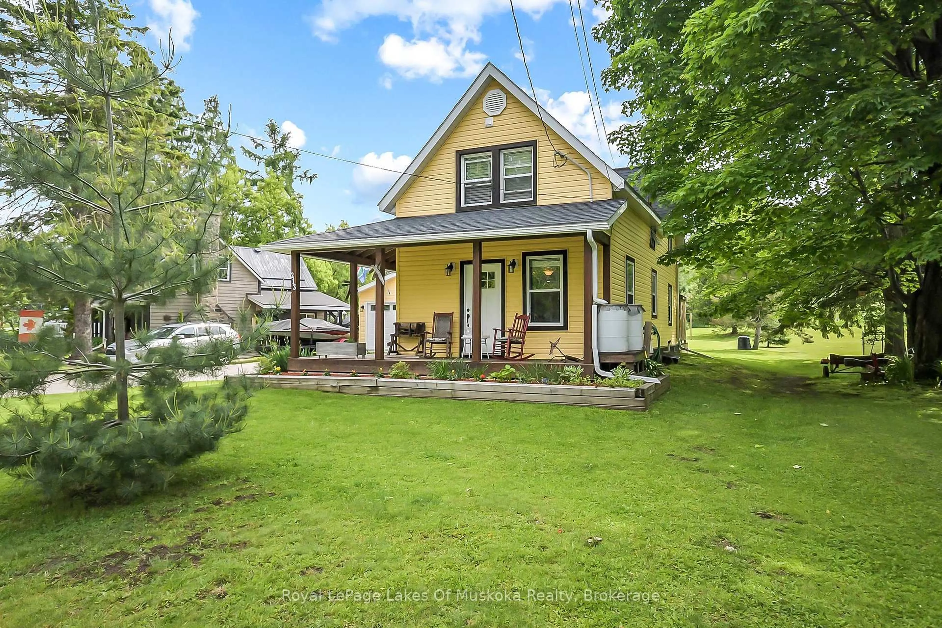 A pic from outside/outdoor area/front of a property/back of a property/a pic from drone, street for 213 Woodchester Ave, Bracebridge Ontario P1L 1H8