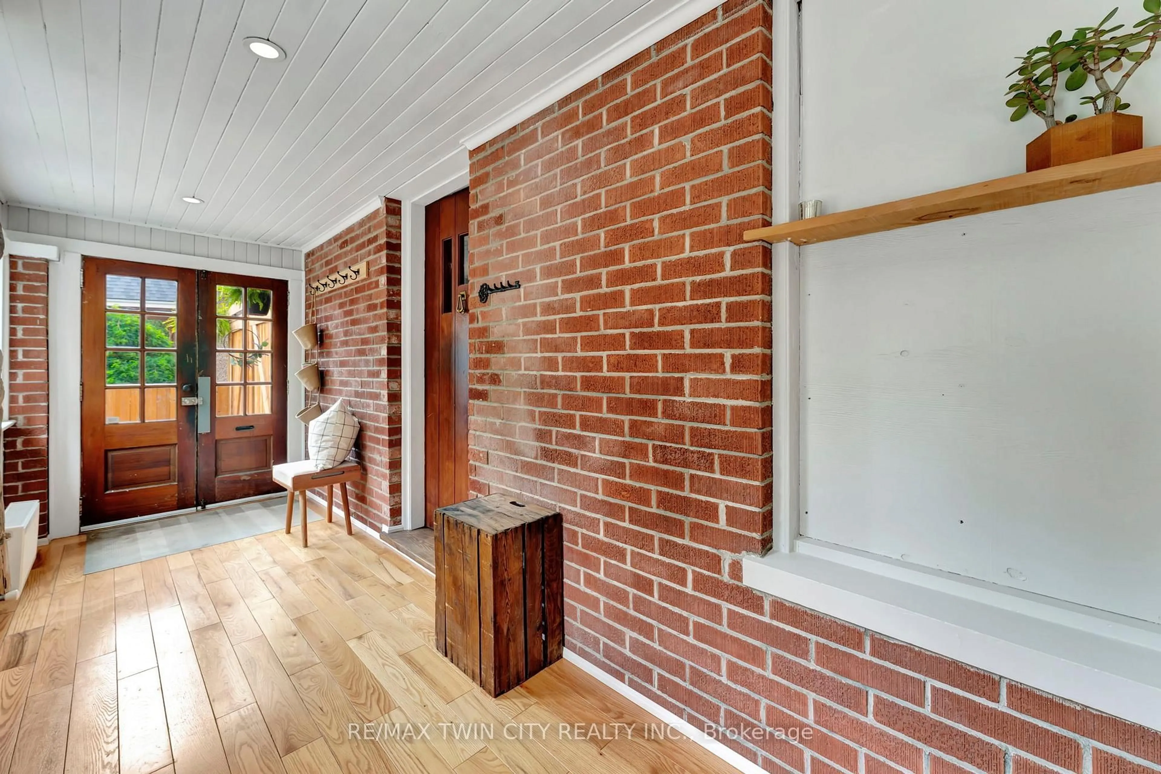 Indoor entryway for 199 Dundas Lane, Cambridge Ontario N1R 1S7
