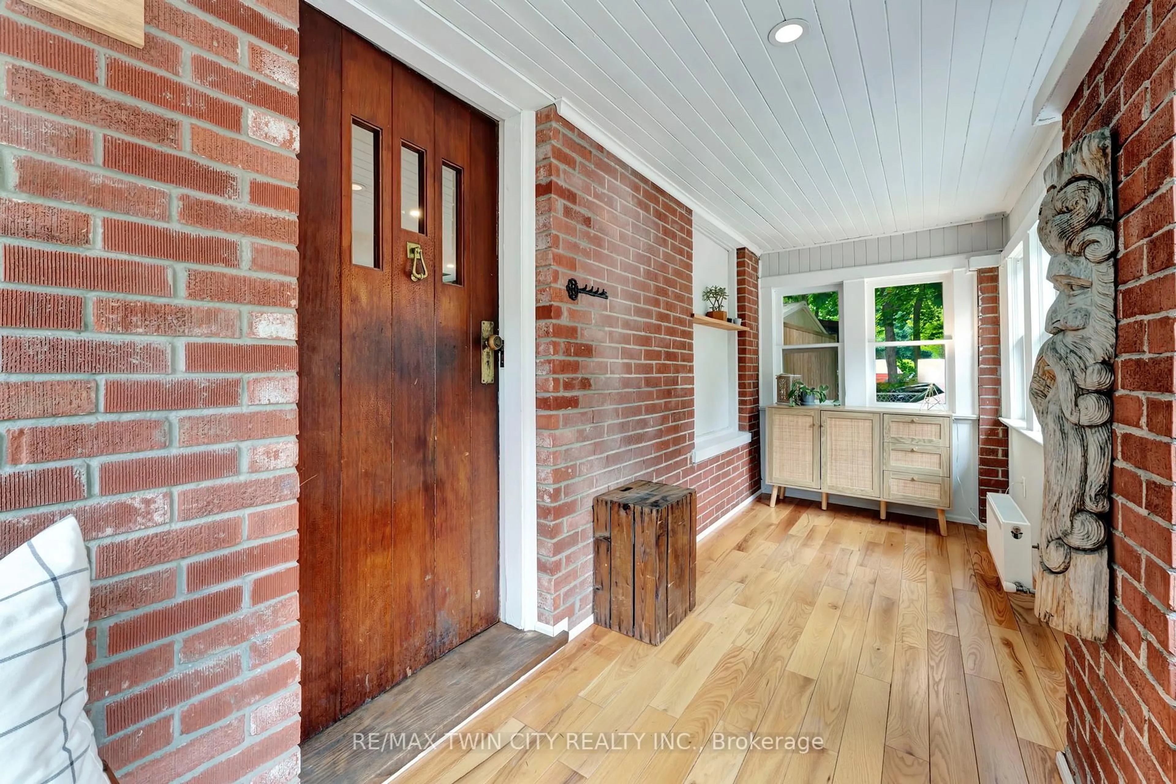Indoor entryway for 199 Dundas Lane, Cambridge Ontario N1R 1S7