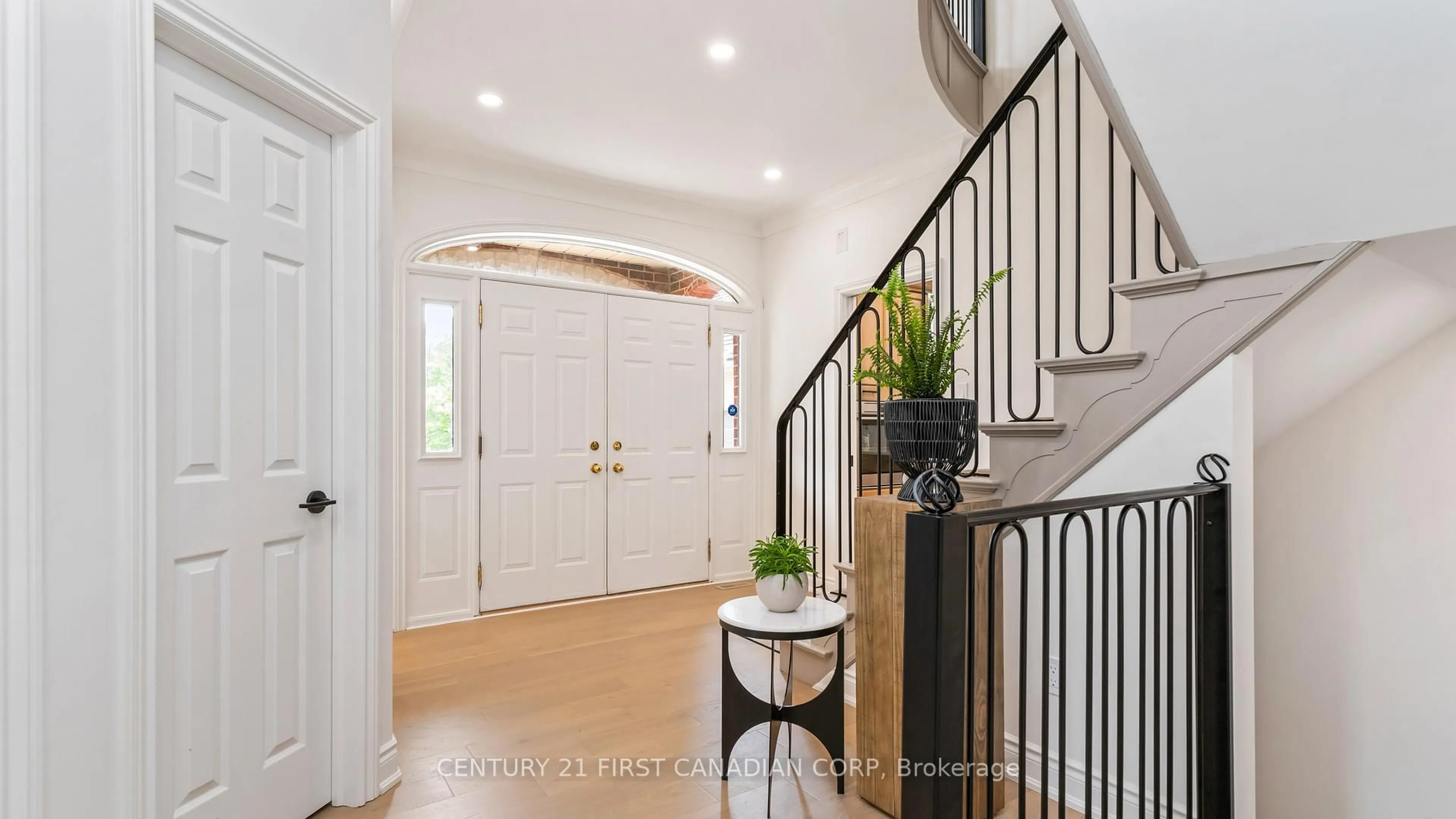Indoor entryway for 47 Woods Edge Clse, London South Ontario N6K 4K8
