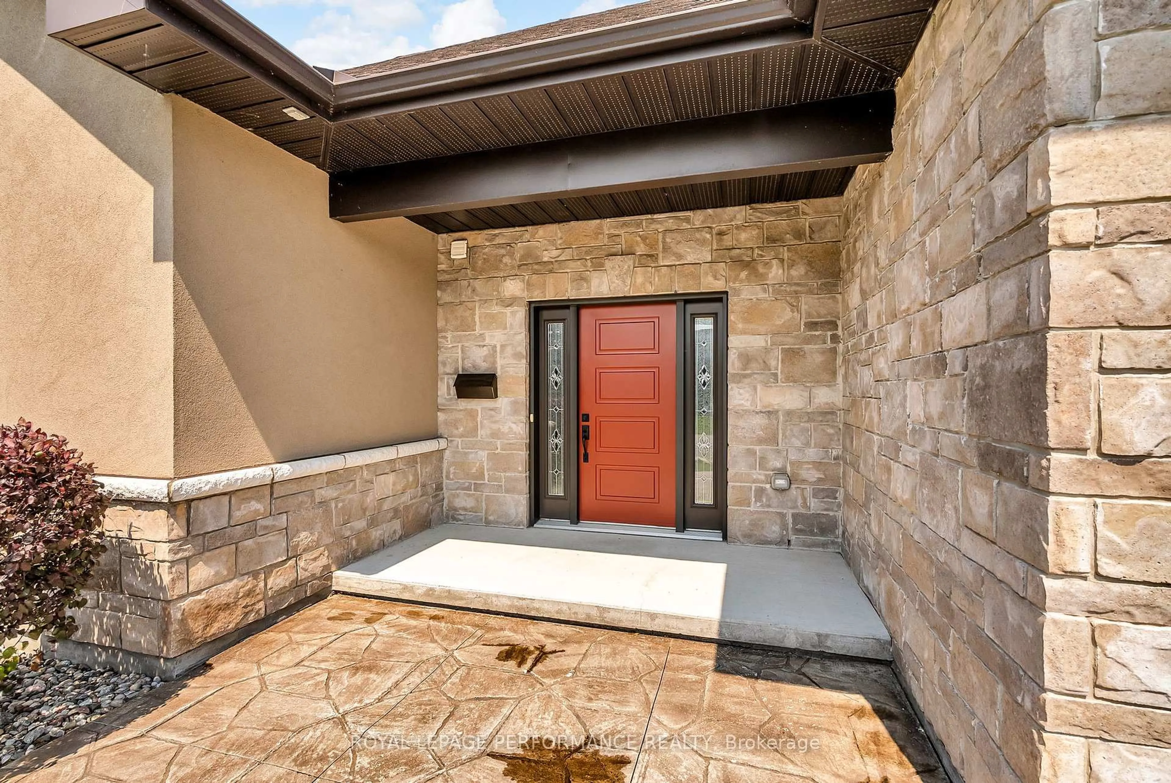 Indoor entryway for 6685 Yacht Blvd, South Glengarry Ontario K6H 7N6