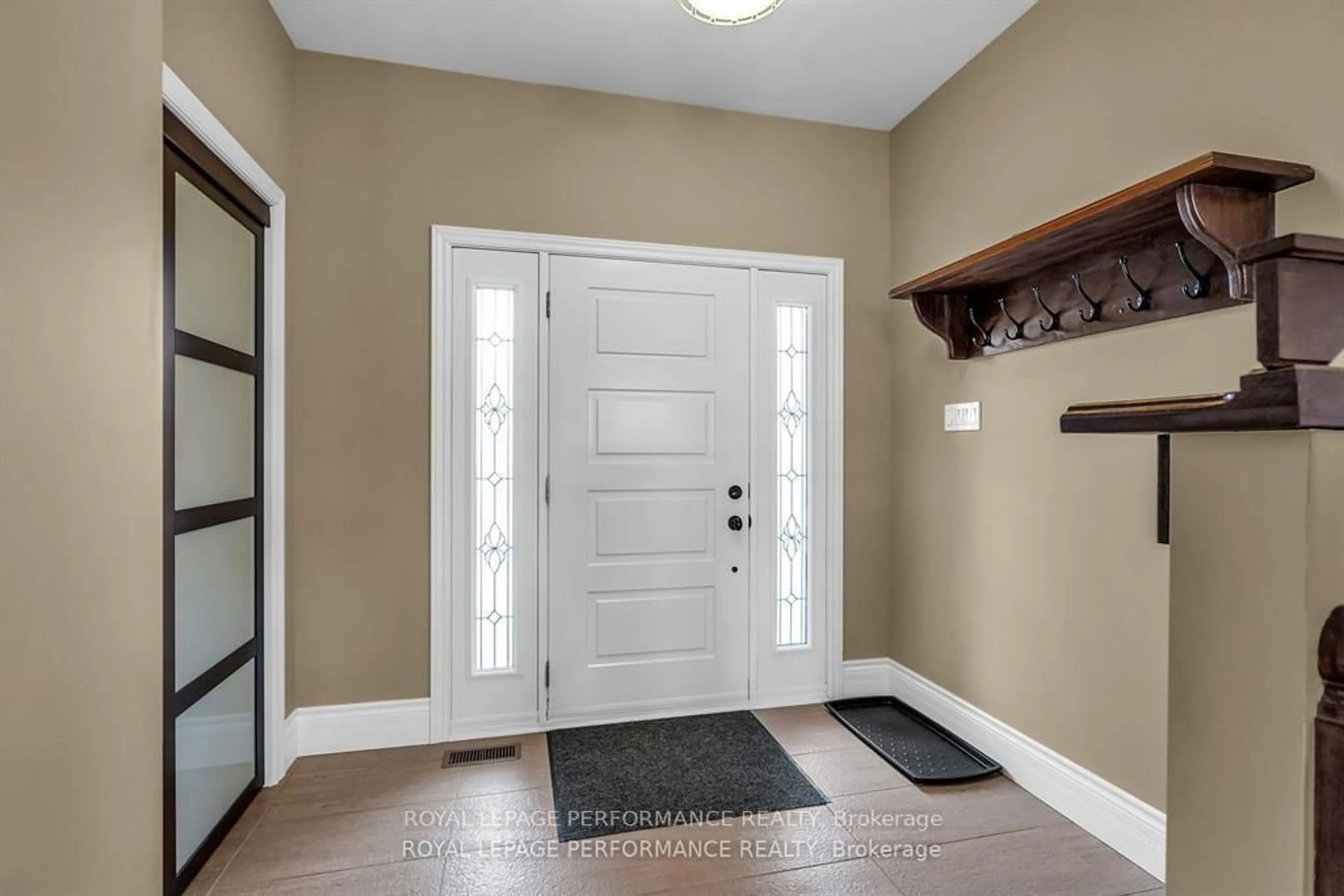 Indoor entryway for 6685 Yacht Blvd, South Glengarry Ontario K6H 7N6