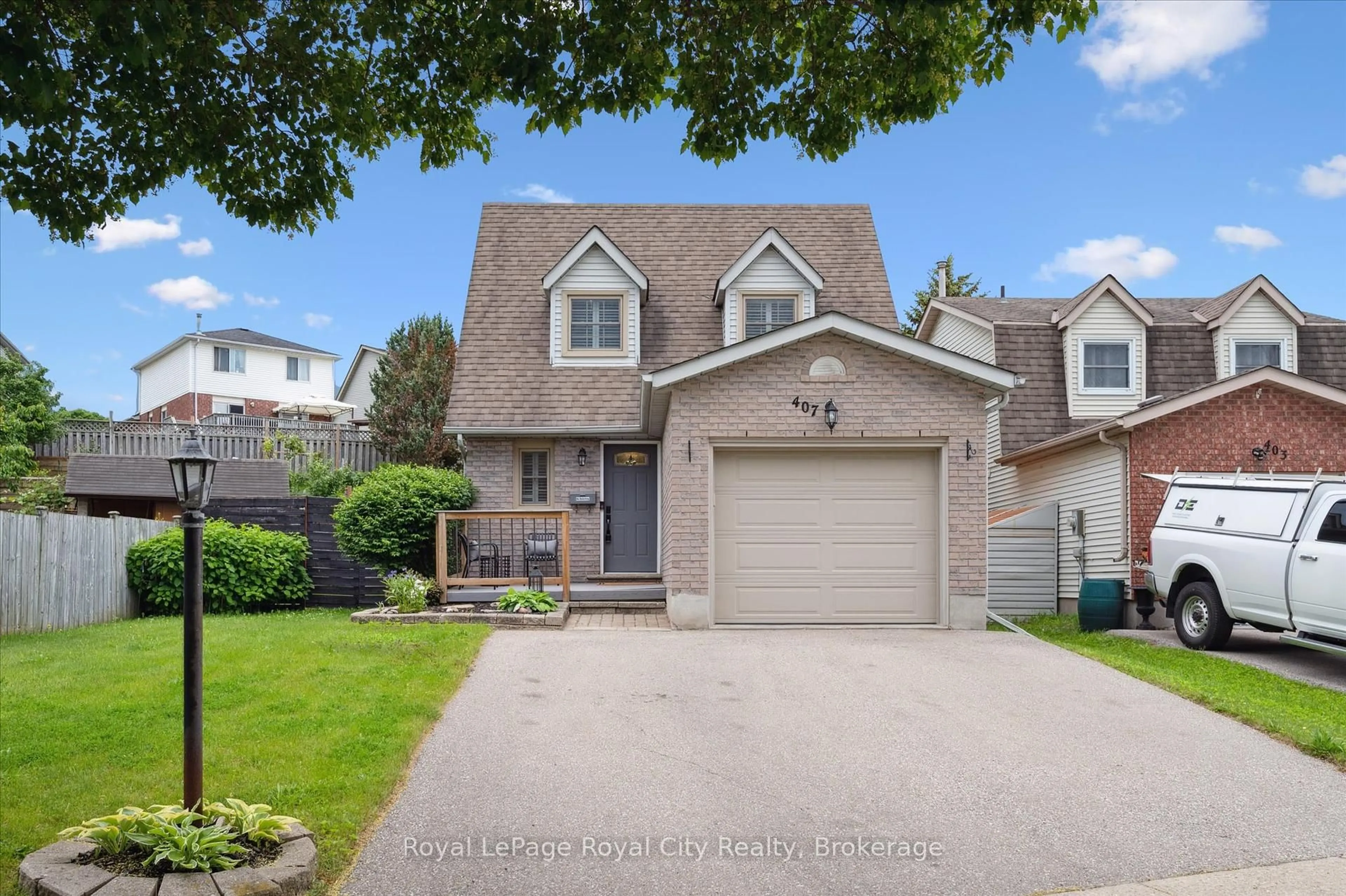 Home with vinyl exterior material, street for 407 Otterbein Rd, Kitchener Ontario N2B 3V8