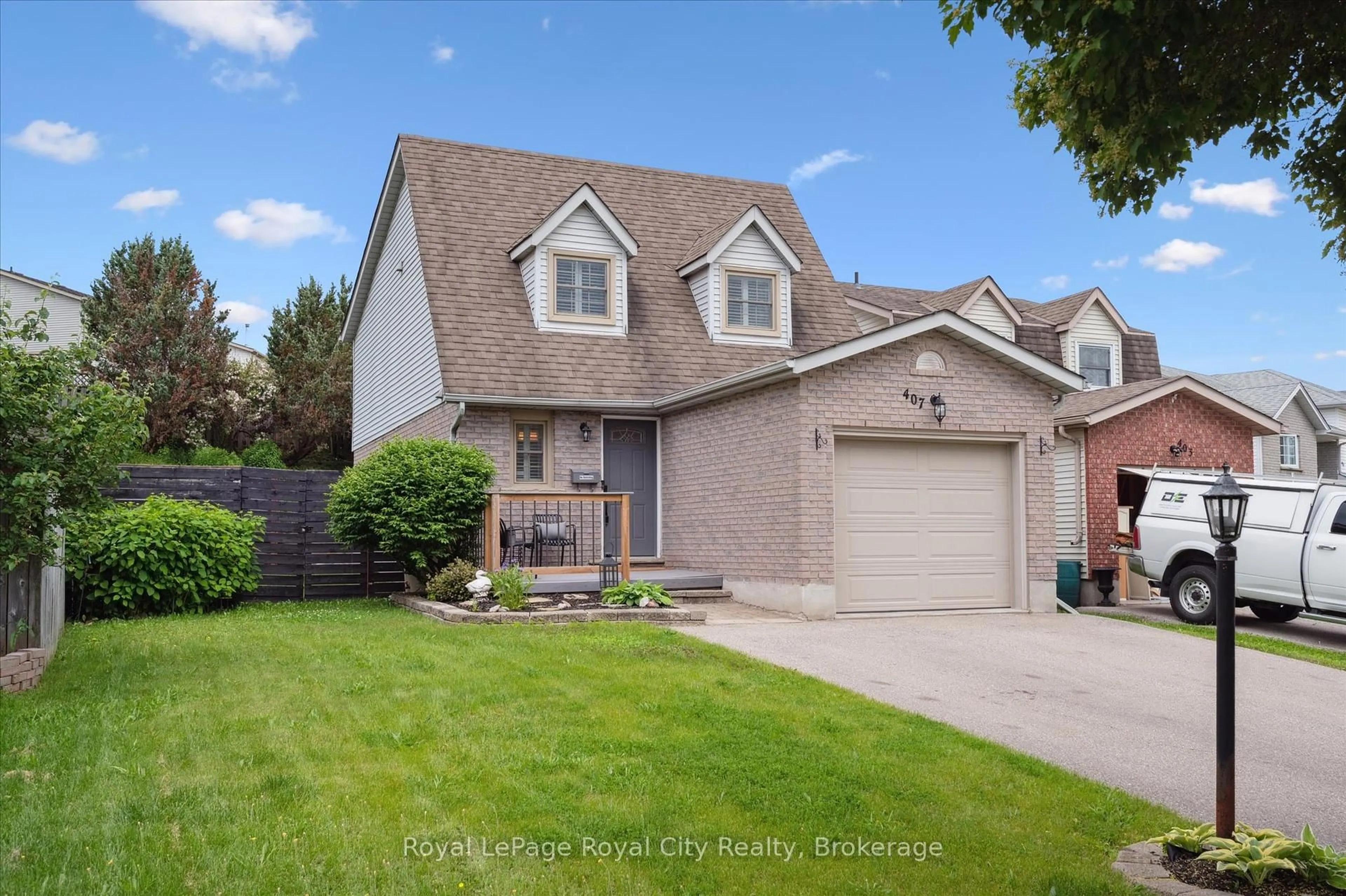 Home with vinyl exterior material, street for 407 Otterbein Rd, Kitchener Ontario N2B 3V8